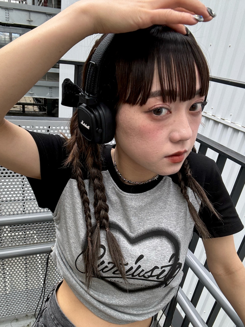 「ロゴT、きれいめカジュアル、雨の日コーデ、ラクチンコーデ、大人ファッション、カジュアルコーデ、ゆるコーデ、リラックススタイル、デニム、デニムパンツ、低身長コーデ、骨格ウェーブ、韓国ファッション、着回しコーデ、ショルダーバッグ」｜「Instagramやってます！のアイテム（その他、ホワイト系）」を使った、カフェ店長aoiさん（骨格ウェーブ・レディース・147cm）の春コーディネートの2枚目の写真