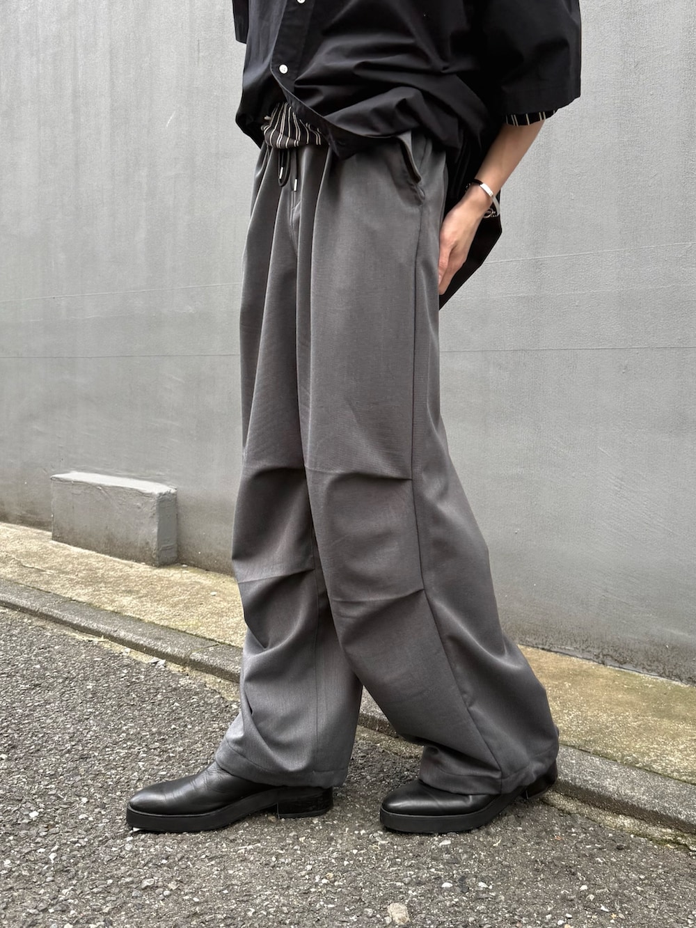 「モノトーン、レイヤードスタイル、カーゴパンツ、着こなしのちょこっとテク、デートコーデ、テーマパークコーデ、休日スタイル、シャツスタイル、韓国ファッション、きれいめカジュアル、スラックス、シンプルコーデ、お出かけコーデ、秋服準備はじめました、巾着バッグ」｜「Lui'sのCHEMISE Lui's タイプライター S/S Big shirts（シャツ/ブラウス、ブラック系）」を使った、クリワキタカヒロさん（メンズ・172cm）の夏コーディネートの5枚目の写真