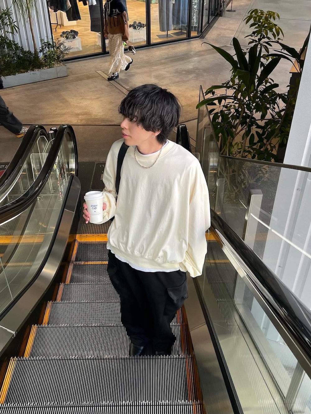 「きれいめカジュアル、春夏コーデ、ロンT、モード、休日スタイル、シンプルコーデ、韓国ファッション、モノトーン、サイドゴアブーツ、レイヤードスタイル、オトナカジュアル、メンズコーデ、カーゴパンツ、スウェット、ショート丈トップス」｜「Lui'sのピグメントルーズフィットL/Sカットソー（Tシャツ/カットソー、グレー系）」を使った、クリワキタカヒロさん（メンズ・172cm）の春コーディネートの2枚目の写真