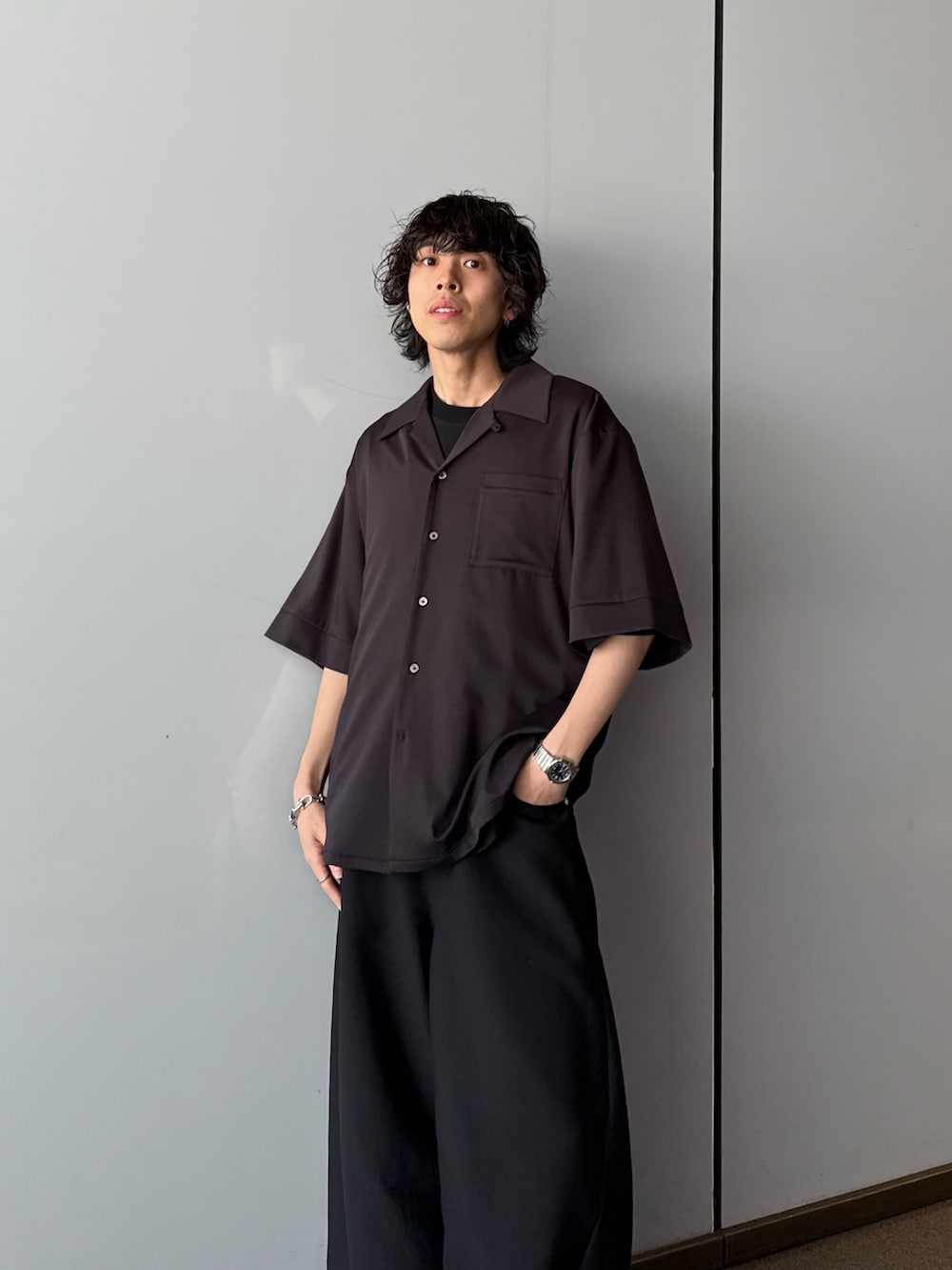 「春コーデ、初春コーデ、シンプルコーデ、シャツスタイル、リラックススタイル、ラフコーデ、ブラックコーデ、キレイめカジュアル、キレイめ、ファッションを楽しもう、シャツ好き集まれ、ルイス(Lui's)、通学コーデ、カーブパンツ、半袖シャツ」｜「Lui'sのバンブーレーヨンオープンカラーシャツ（シャツ/ブラウス、ブラック系）」を使った、クリワキタカヒロさん（骨格ウェーブ・メンズ・172cm）の春コーディネートの2枚目の写真
