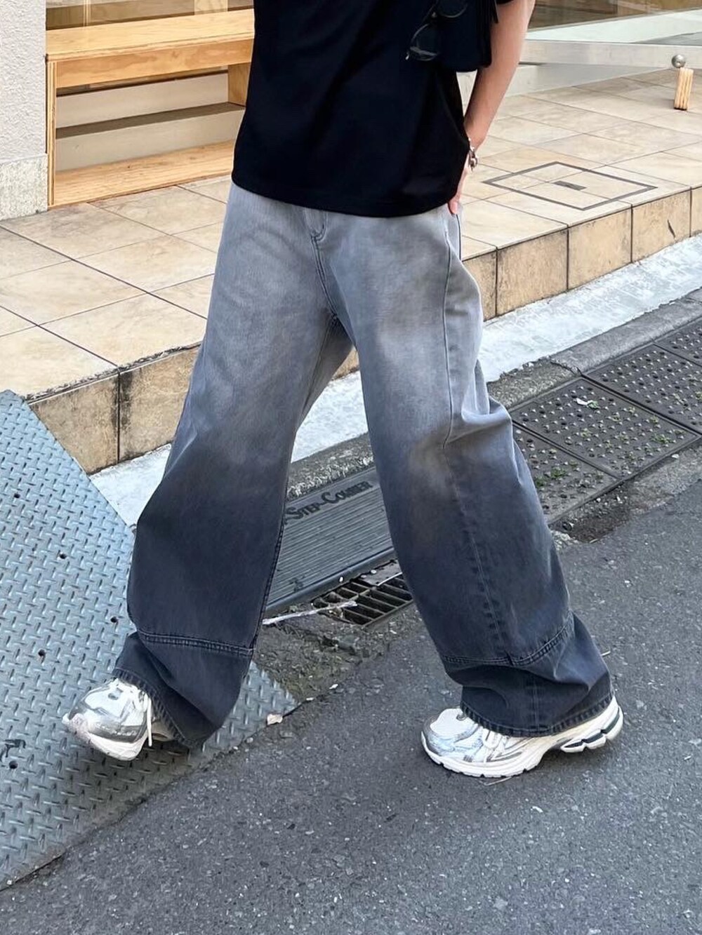 「きれいめカジュアル、フェスコーデ、夏だ！Tシャツ着よう！、さらっと晴れやかスナップ、スニーカー、夏コーデ、韓国ファッション、お出かけコーデ、シンプル、ブラックデニム、デニムパンツ、メンズコーデ、ビッグシルエット、オーバーサイズ、オールブラック」｜「Lui'sのアクセサリーブランド【Ah / アー】リヤンネックレス 50cm（ネックレス、シルバー系）」を使った、クリワキタカヒロさん（メンズ・172cm）の夏コーディネートの4枚目の写真