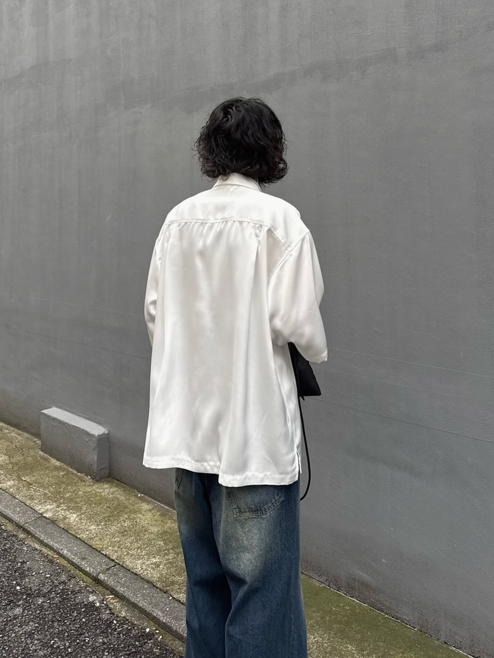 「ショルダーバッグ、大人カジュアル、最近のいい感じコーデ、ローファー、春夏コーデ、シンプルコーデ、レイヤードスタイル、韓国ファッション、きれいめカジュアル、休日スタイル、デニム、ワイドパンツ、春服コーデ、シャツスタイル、ワイドデニム」｜「Lui'sの【Neucon/ニューコン】リベットデザインダブルポケットサテンオーバーシャツ（シャツ/ブラウス、ホワイト系）」を使った、クリワキタカヒロさん（骨格ウェーブ・メンズ・172cm）の春コーディネートの3枚目の写真