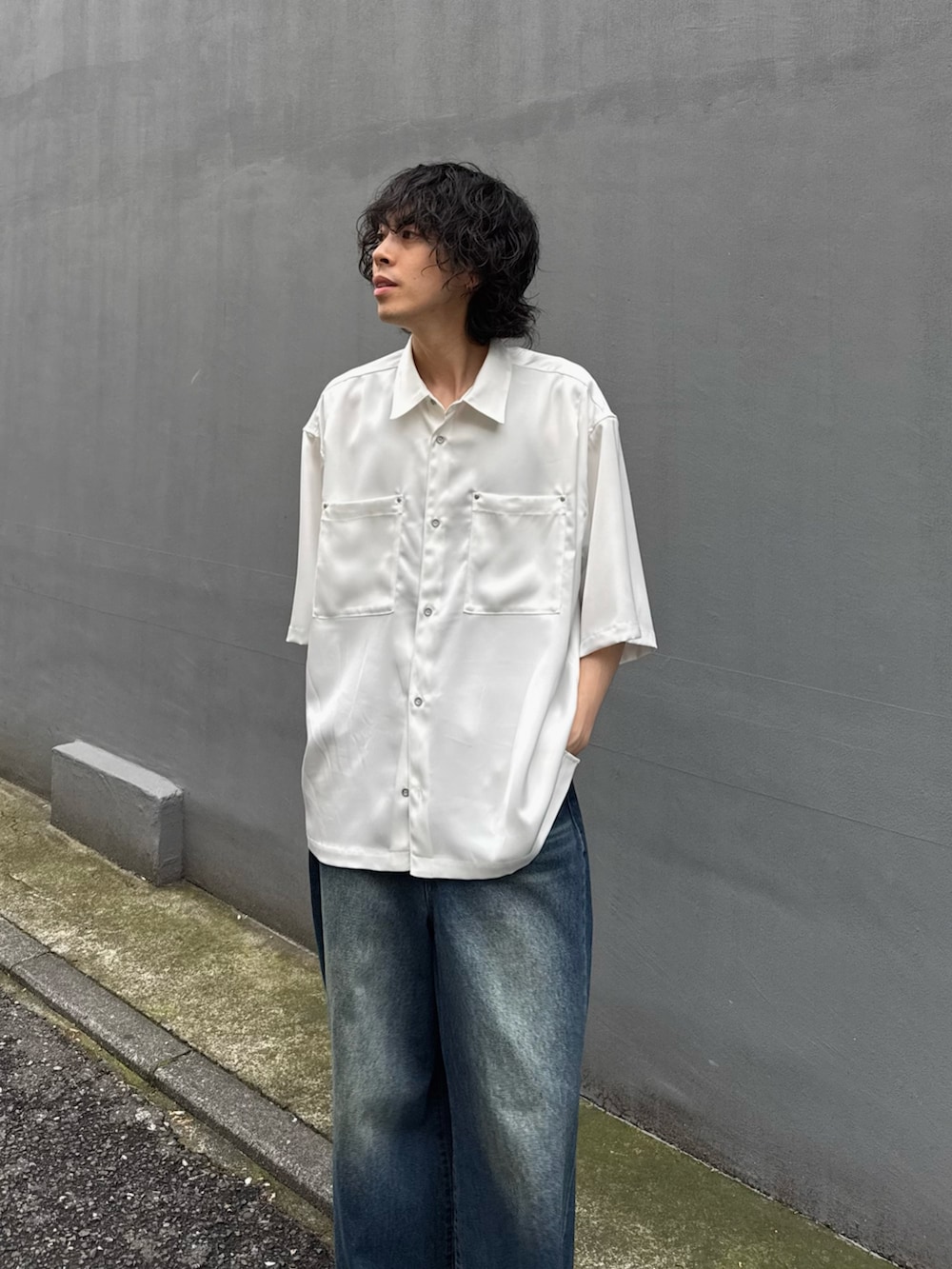 「ショルダーバッグ、大人カジュアル、最近のいい感じコーデ、ローファー、春夏コーデ、シンプルコーデ、レイヤードスタイル、韓国ファッション、きれいめカジュアル、休日スタイル、デニム、ワイドパンツ、春服コーデ、シャツスタイル、ワイドデニム」｜「Lui'sの【Neucon/ニューコン】リベットデザインダブルポケットサテンオーバーシャツ（シャツ/ブラウス、ホワイト系）」を使った、クリワキタカヒロさん（骨格ウェーブ・メンズ・172cm）の春コーディネートの2枚目の写真