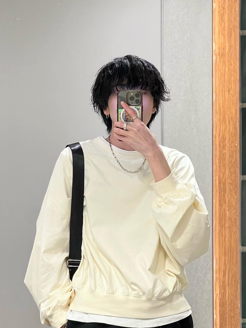 「きれいめカジュアル、春夏コーデ、ロンT、モード、休日スタイル、シンプルコーデ、韓国ファッション、モノトーン、サイドゴアブーツ、レイヤードスタイル、オトナカジュアル、メンズコーデ、カーゴパンツ、スウェット、ショート丈トップス」｜「Lui'sのピグメントルーズフィットL/Sカットソー（Tシャツ/カットソー、グレー系）」を使った、クリワキタカヒロさん（メンズ・172cm）の春コーディネートの3枚目の写真