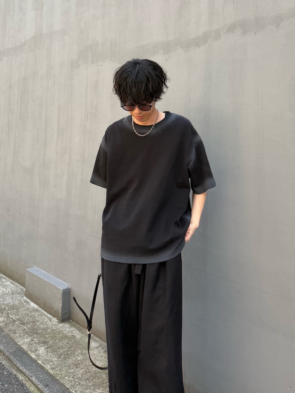 「ショルダーバッグ、サングラス、ワイドパンツ、シンプルコーデ、韓国ファッション、きれいめカジュアル、休日スタイル、Tシャツ、お出かけコーデ、モノトーン、ローファー、デートコーデ、メガネ男子、初夏コーデ、お洒落さんとつながりたい」｜「Lui'sのボストンタイプ#２ / カラーレンズサングラス (偏光・調光)（サングラス、グレー系）」を使った、クリワキタカヒロさん（骨格ウェーブ・メンズ・172cm）の春コーディネートの2枚目の写真