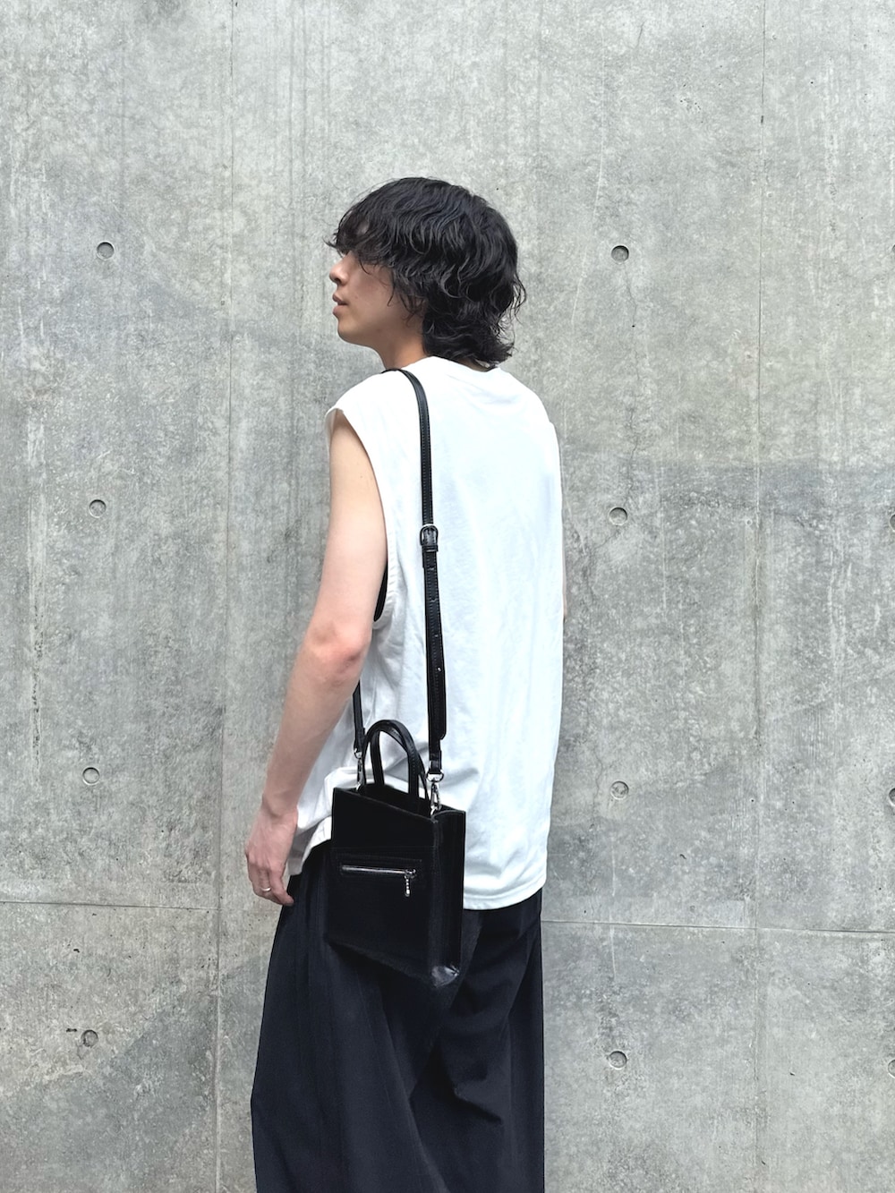 「ショルダーバッグ、柄シャツ、モノトーン、ワイドパンツ、シャツスタイル、雨の日コーデ、お出かけコーデ、デートコーデ、きれいめカジュアル、レイヤードスタイル、シアーシャツ、レースアップシューズ、モード、韓国ファッション、ブラックコーデ」｜「Lui'sのフラワーレースボリュームs/sシャツ（シャツ/ブラウス、ブラック系）」を使った、クリワキタカヒロさん（メンズ・172cm）の春コーディネートの4枚目の写真