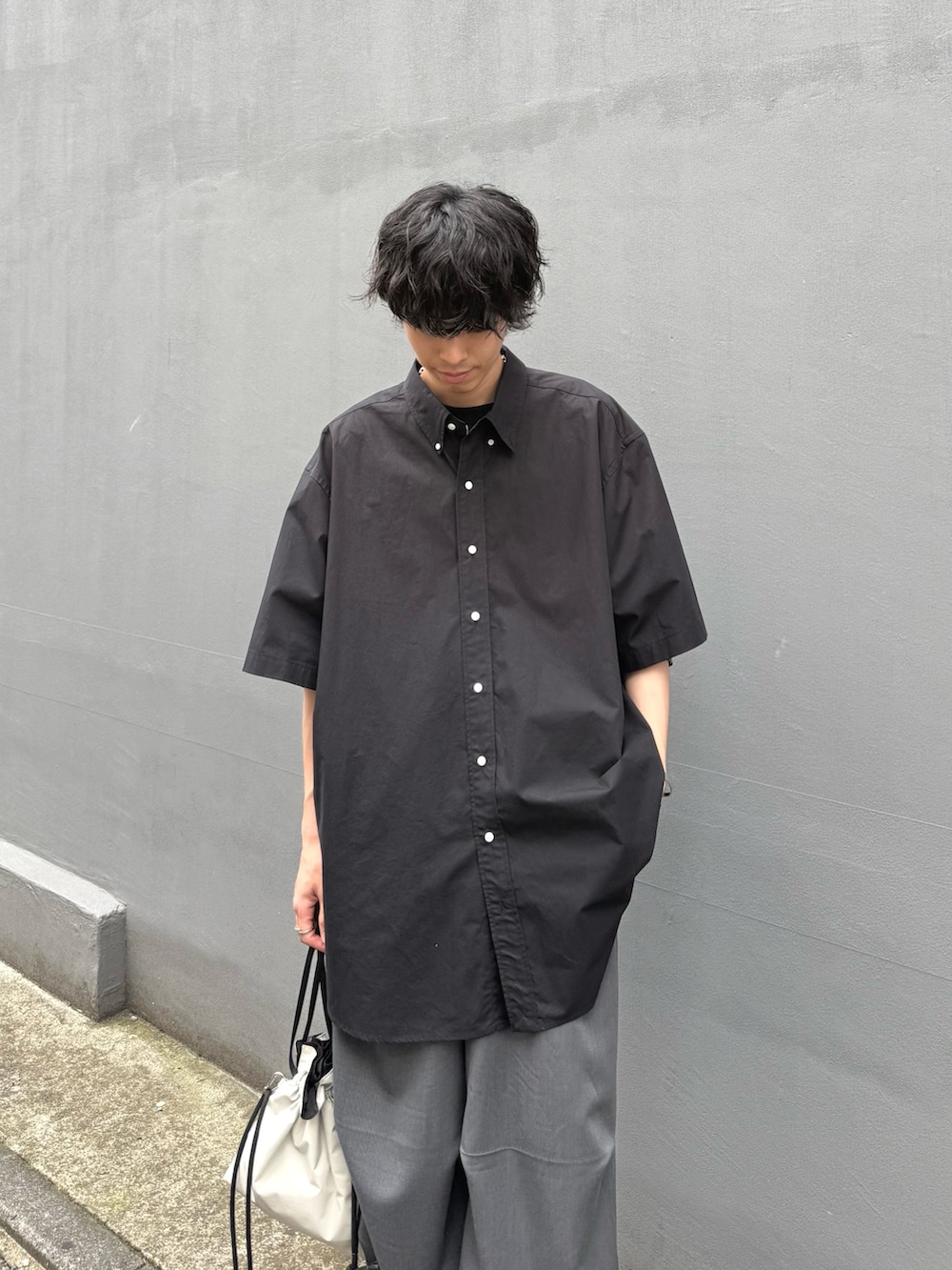 「モノトーン、レイヤードスタイル、カーゴパンツ、着こなしのちょこっとテク、デートコーデ、テーマパークコーデ、休日スタイル、シャツスタイル、韓国ファッション、きれいめカジュアル、スラックス、シンプルコーデ、お出かけコーデ、秋服準備はじめました、巾着バッグ」｜「Lui'sのCHEMISE Lui's タイプライター S/S Big shirts（シャツ/ブラウス、ブラック系）」を使った、クリワキタカヒロさん（メンズ・172cm）の夏コーディネートの3枚目の写真