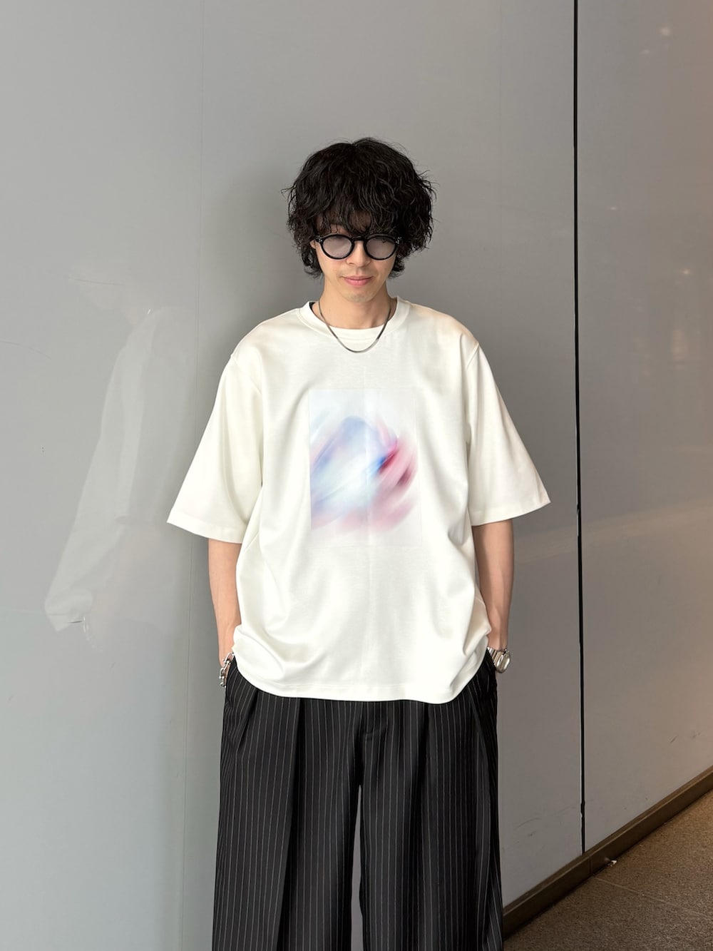 ホワイト系のTシャツ/カットソー、ブラック系のスラックス、シルバー系のネックレスを着用したメンズの夏コーディネートの5枚目の写真