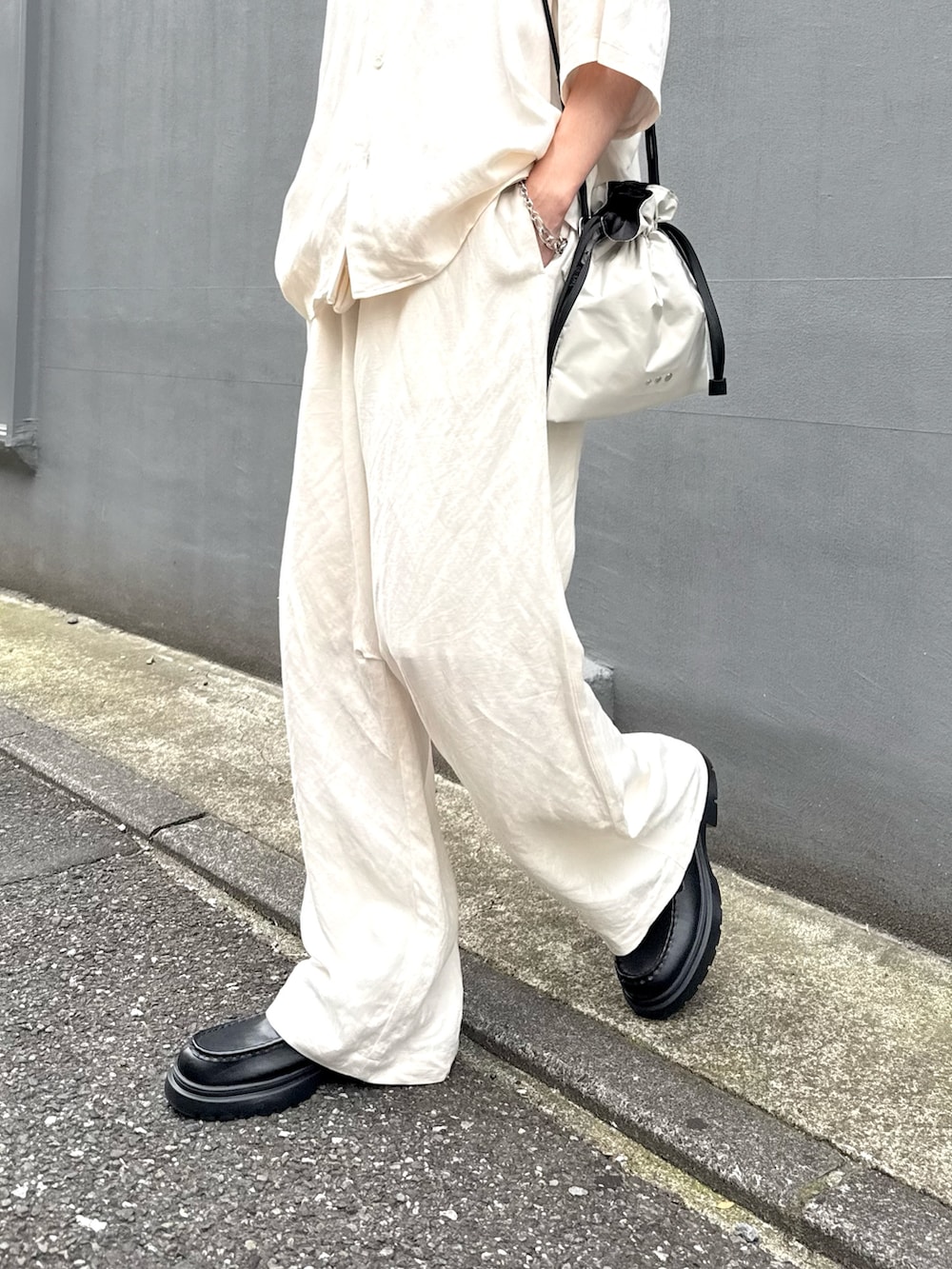 「レイヤードスタイル、モノトーン、デートコーデ、セットアップ、淡色コーデ、きれいめカジュアル、夏コーデ、韓国ファッション、シャツスタイル、白パンツ、オトナカジュアル、メンズコーデ、巾着バッグ、オールホワイト、シンプルスタイル」｜「Lui'sのレーヨンリネンオープンカラーs/sシャツ（シャツ/ブラウス、ホワイト系）」を使った、クリワキタカヒロさん（メンズ・172cm）の夏コーディネートの5枚目の写真