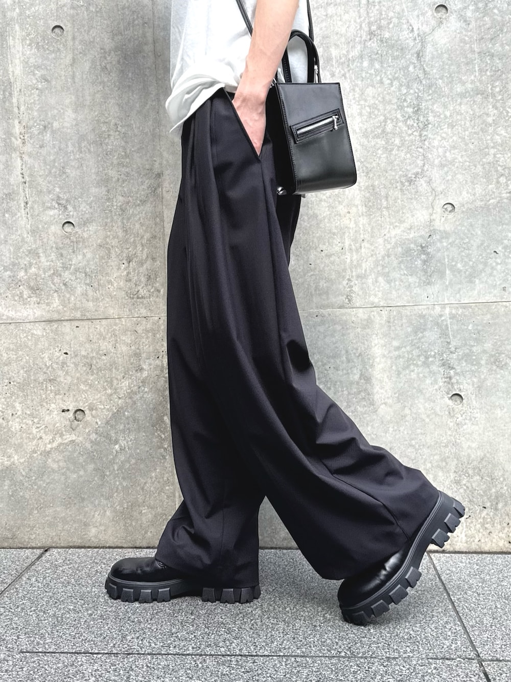 「ショルダーバッグ、柄シャツ、モノトーン、ワイドパンツ、シャツスタイル、雨の日コーデ、お出かけコーデ、デートコーデ、きれいめカジュアル、レイヤードスタイル、シアーシャツ、レースアップシューズ、モード、韓国ファッション、ブラックコーデ」｜「Lui'sのフラワーレースボリュームs/sシャツ（シャツ/ブラウス、ブラック系）」を使った、クリワキタカヒロさん（メンズ・172cm）の春コーディネートの5枚目の写真