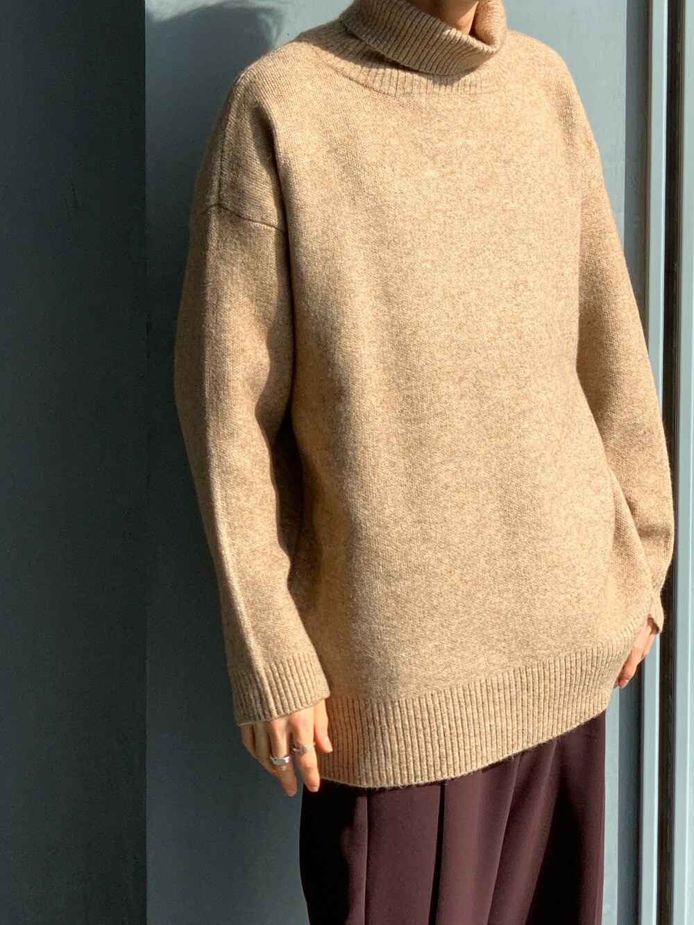 「冬のコーデ、シンプルコーデ、今日のコーデ、オトナカジュアル、冬コーデ、シンプル、ニット、タートルネックニット、ベージュ、ボルドー、ストレートパンツ、ワイドパンツ、きれいめカジュアル、ビッグシルエット、ラフ」｜「Lui'sのビッグシルエット タートルニット 12COLOR'S（ニット/セーター、ブラック系）」を使った、クリワキタカヒロさん（メンズ・172cm）の冬コーディネートの4枚目の写真