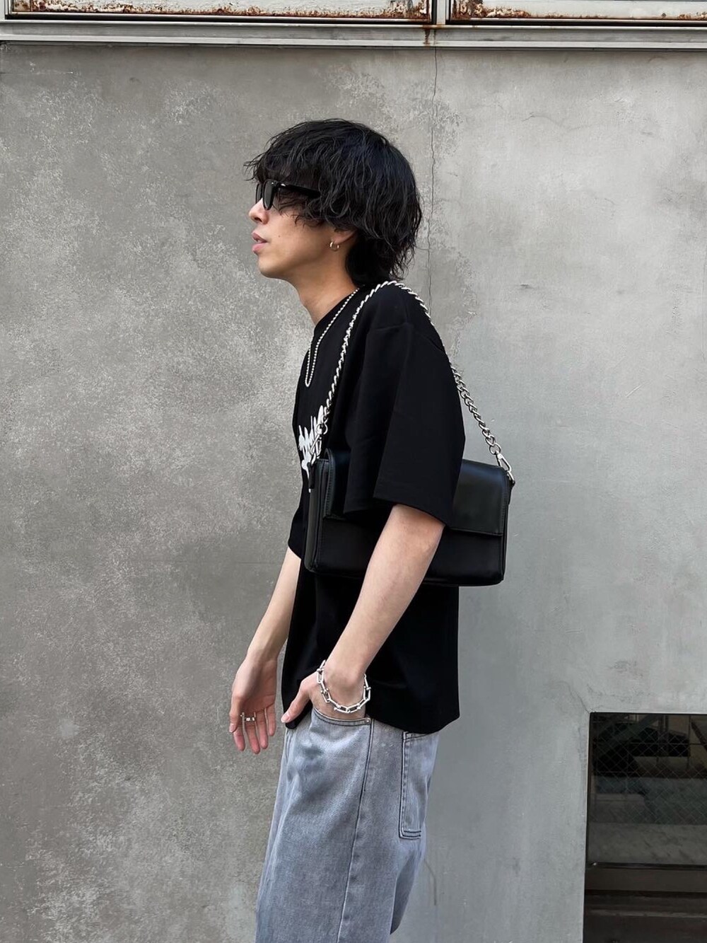 「きれいめカジュアル、フェスコーデ、夏だ！Tシャツ着よう！、さらっと晴れやかスナップ、スニーカー、夏コーデ、韓国ファッション、お出かけコーデ、シンプル、ブラックデニム、デニムパンツ、メンズコーデ、ビッグシルエット、オーバーサイズ、オールブラック」｜「Lui'sのアクセサリーブランド【Ah / アー】リヤンネックレス 50cm（ネックレス、シルバー系）」を使った、クリワキタカヒロさん（メンズ・172cm）の夏コーディネートの2枚目の写真