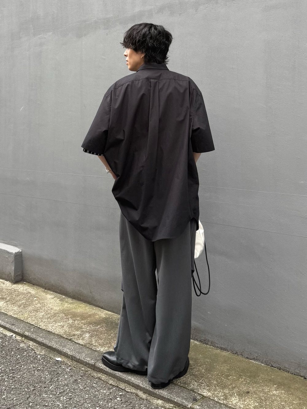 「モノトーン、レイヤードスタイル、カーゴパンツ、着こなしのちょこっとテク、デートコーデ、テーマパークコーデ、休日スタイル、シャツスタイル、韓国ファッション、きれいめカジュアル、スラックス、シンプルコーデ、お出かけコーデ、秋服準備はじめました、巾着バッグ」｜「Lui'sのCHEMISE Lui's タイプライター S/S Big shirts（シャツ/ブラウス、ブラック系）」を使った、クリワキタカヒロさん（メンズ・172cm）の夏コーディネートの2枚目の写真