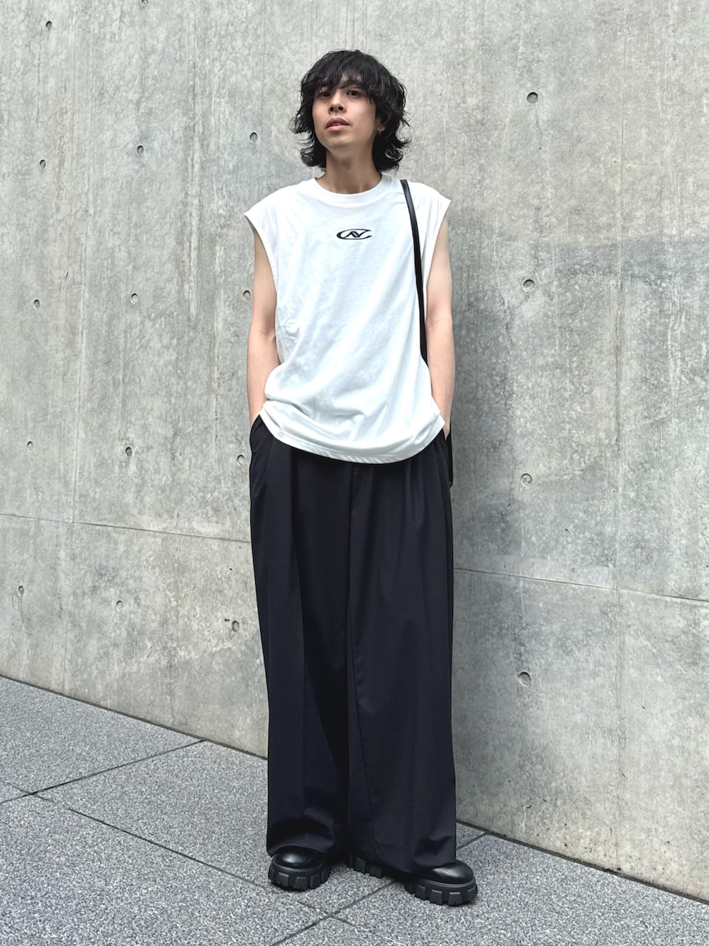 「ショルダーバッグ、柄シャツ、モノトーン、ワイドパンツ、シャツスタイル、雨の日コーデ、お出かけコーデ、デートコーデ、きれいめカジュアル、レイヤードスタイル、シアーシャツ、レースアップシューズ、モード、韓国ファッション、ブラックコーデ」｜「Lui'sのフラワーレースボリュームs/sシャツ（シャツ/ブラウス、ブラック系）」を使った、クリワキタカヒロさん（メンズ・172cm）の春コーディネートの3枚目の写真