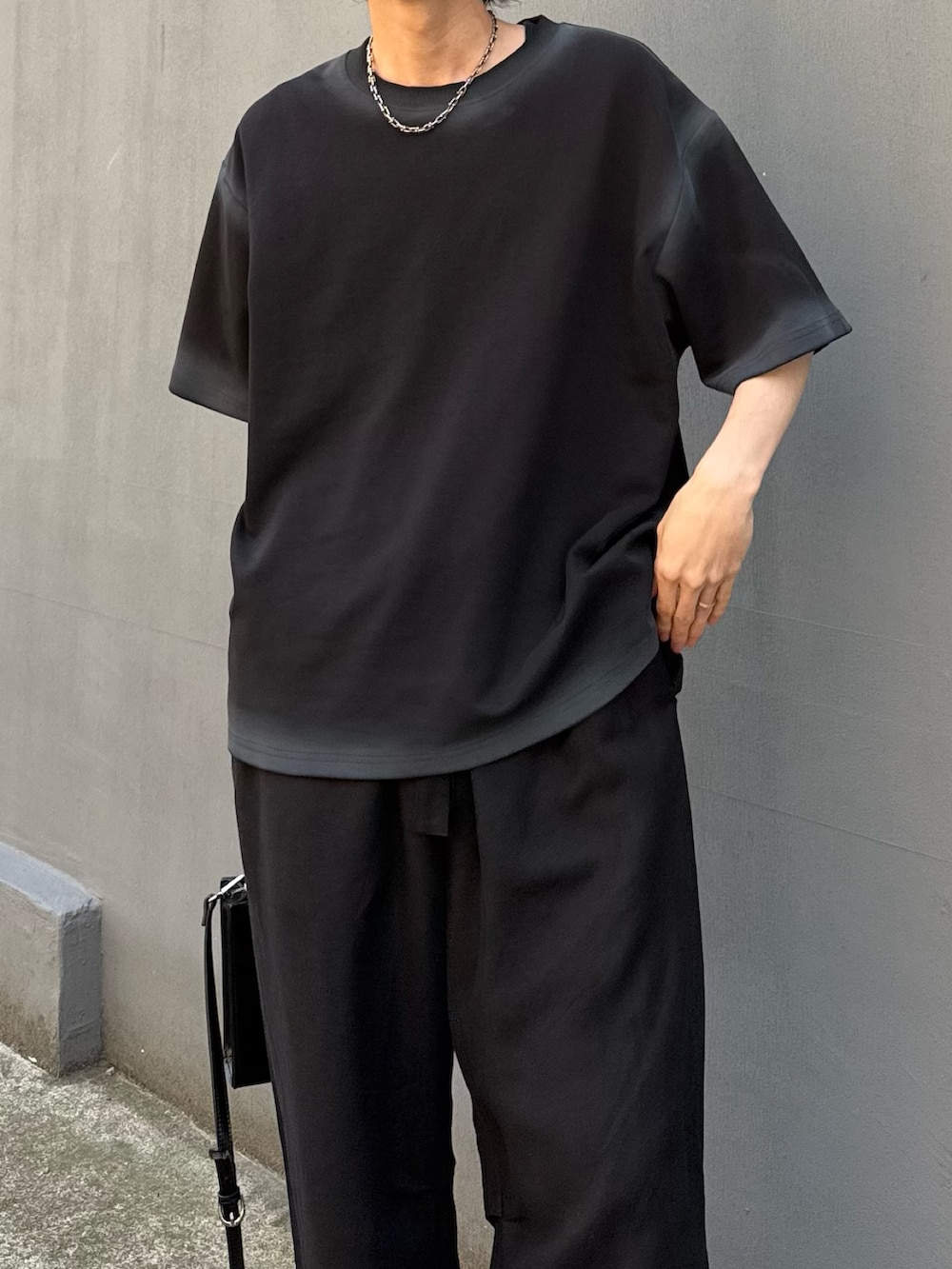 「ショルダーバッグ、サングラス、ワイドパンツ、シンプルコーデ、韓国ファッション、きれいめカジュアル、休日スタイル、Tシャツ、お出かけコーデ、モノトーン、ローファー、デートコーデ、メガネ男子、初夏コーデ、お洒落さんとつながりたい」｜「Lui'sのボストンタイプ#２ / カラーレンズサングラス (偏光・調光)（サングラス、グレー系）」を使った、クリワキタカヒロさん（骨格ウェーブ・メンズ・172cm）の春コーディネートの3枚目の写真