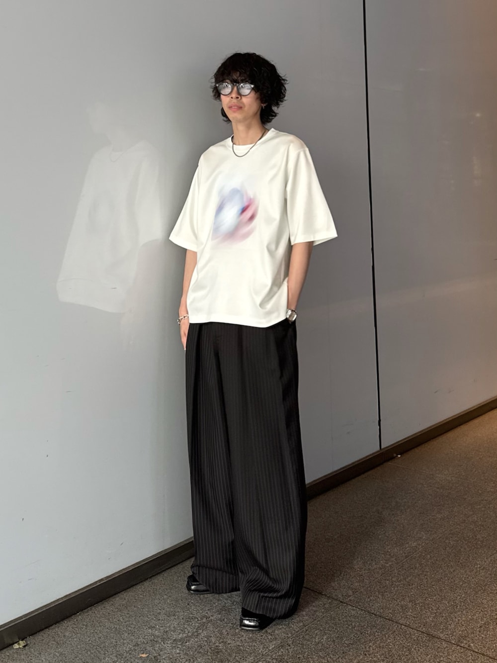 ホワイト系のTシャツ/カットソー、ブラック系のスラックス、シルバー系のネックレスを着用したメンズの夏コーディネートの2枚目の写真