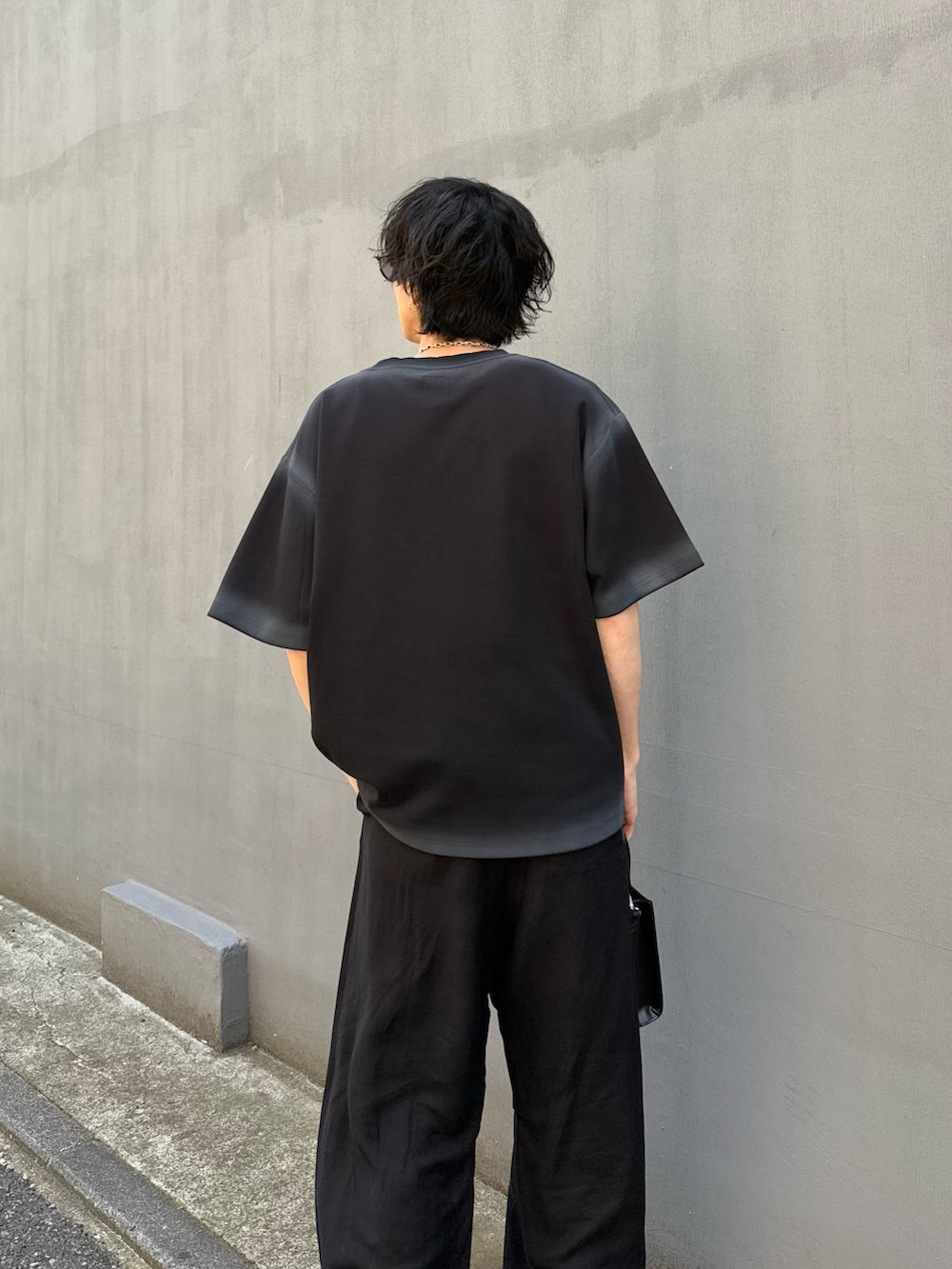「ショルダーバッグ、サングラス、ワイドパンツ、シンプルコーデ、韓国ファッション、きれいめカジュアル、休日スタイル、Tシャツ、お出かけコーデ、モノトーン、ローファー、デートコーデ、メガネ男子、初夏コーデ、お洒落さんとつながりたい」｜「Lui'sのボストンタイプ#２ / カラーレンズサングラス (偏光・調光)（サングラス、グレー系）」を使った、クリワキタカヒロさん（骨格ウェーブ・メンズ・172cm）の春コーディネートの4枚目の写真