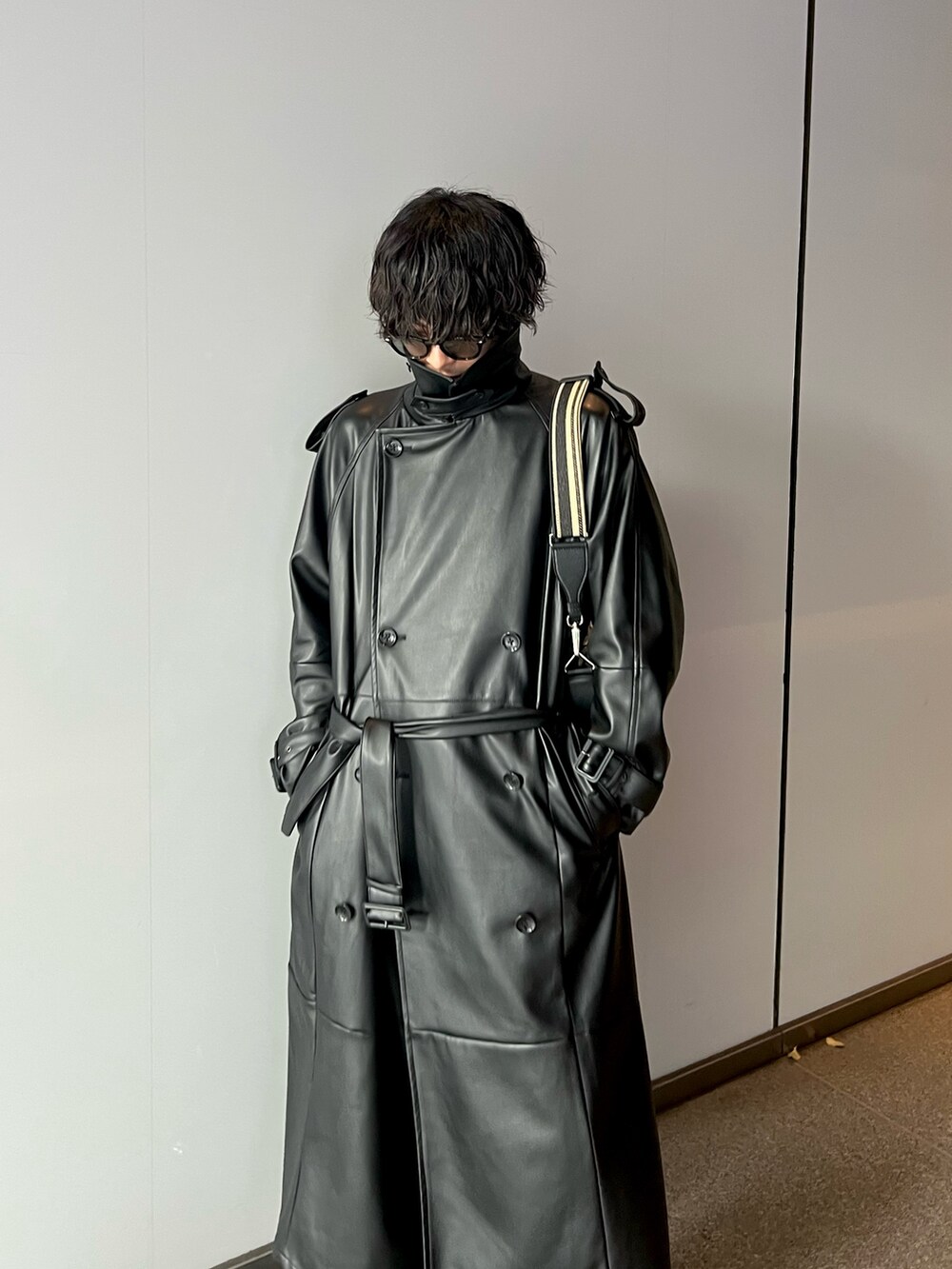 「おしゃ見えテクニック、レイヤードスタイル、秋コーデ、ハロウィン、お出かけコーデ、スラックス、モノトーン、レザー、韓国ファッション、休日スタイル、トレンチコート、オールブラック、ブーツ、モード、ストライプパンツ」｜「Lui'sのシンセティックレザートレンチコート（その他アウター、ブラック系）」を使った、クリワキタカヒロさん（メンズ・172cm）の秋コーディネートの2枚目の写真