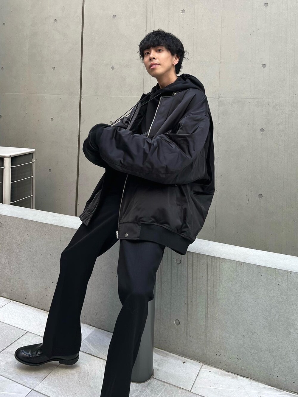 「重ね着ベストシーズン、ストリート、モノトーン、ビッグシルエット、レイヤードスタイル、スラックス、スポーツミックス、今日のコーデ、オーバーサイズ、ストリートMIX、パーカー、MA-1、フレアパンツ、ローファー、秋服コーデ」｜「Lui'sのダブルジップ モンスター MA-1/ボンバージャケット（MA-1、ブラック系）」を使った、クリワキタカヒロさん（メンズ・172cm）の秋コーディネートの2枚目の写真