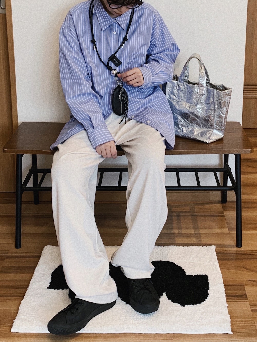 ホワイト系のその他パンツ、ブルー系のシャツ/ブラウス、ブラック系のスニーカーを着用したレディースの春コーディネートの2枚目の写真