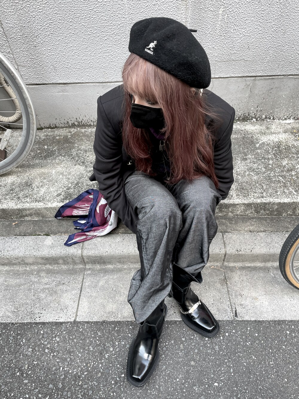 パープル系のニット/セーター、ブラック系のブーツ、ブルー系のショルダーバッグを着用したレディースの冬コーディネートの2枚目の写真