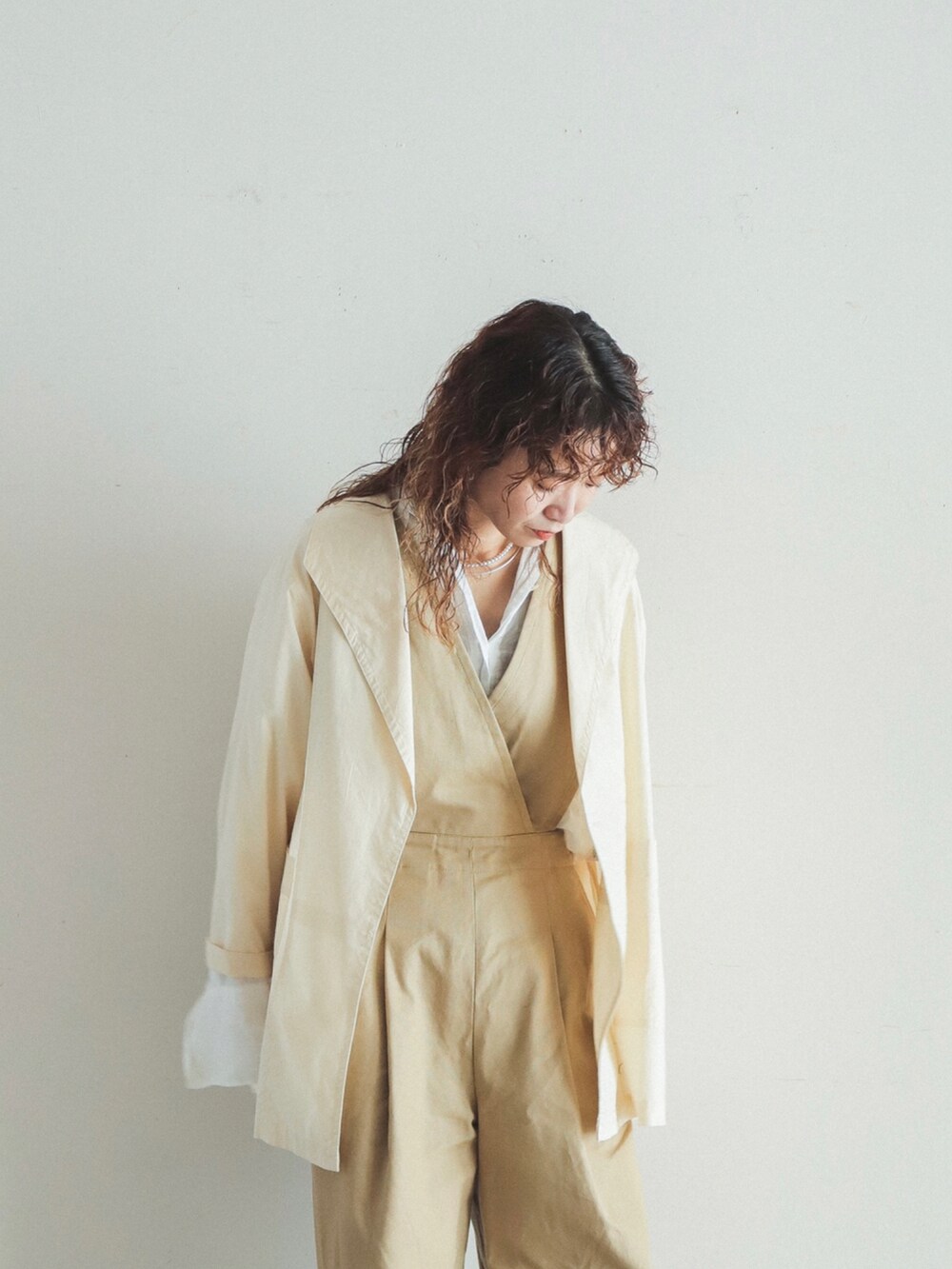 「シンプル、シャツスタイル、サロペット、ベージュコーデ、ラクチンコーデ、サンダル、白シャツ、パンツスタイル、大人カジュアル、パンツコーデ、淡色コーデ、レイヤードスタイル」｜「FIL DE FERのヴィンテージハンティングダック　サロペットパンツ（サロペット/オーバーオール、ベージュ系）」を使った、watanabe.さん（レディース・163cm）の夏コーディネートの3枚目の写真