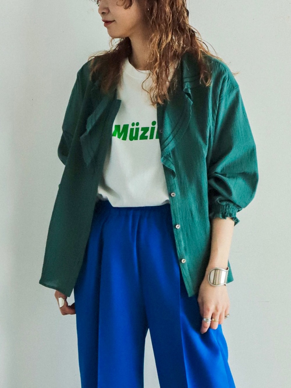 「オトナカジュアル、シンプルコーデ、夏、タックイン、カラー×コーデ、カラーパンツ、ブルー、ロゴT、グリーン、白Tシャツ、フリル」｜「FIL DE FERのシルキードライツイル　イージーパンツ（その他パンツ、ブルー系）」を使った、watanabe.さん（レディース・163cm）の夏コーディネートの3枚目の写真