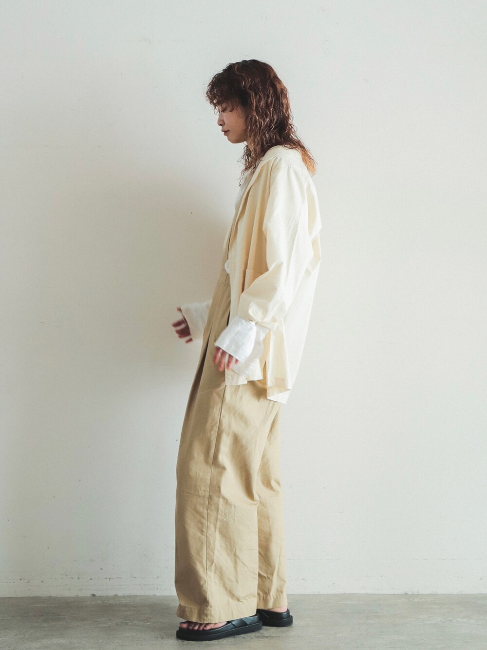 「シンプル、シャツスタイル、サロペット、ベージュコーデ、ラクチンコーデ、サンダル、白シャツ、パンツスタイル、大人カジュアル、パンツコーデ、淡色コーデ、レイヤードスタイル」｜「FIL DE FERのヴィンテージハンティングダック　サロペットパンツ（サロペット/オーバーオール、ベージュ系）」を使った、watanabe.さん（レディース・163cm）の夏コーディネートの4枚目の写真