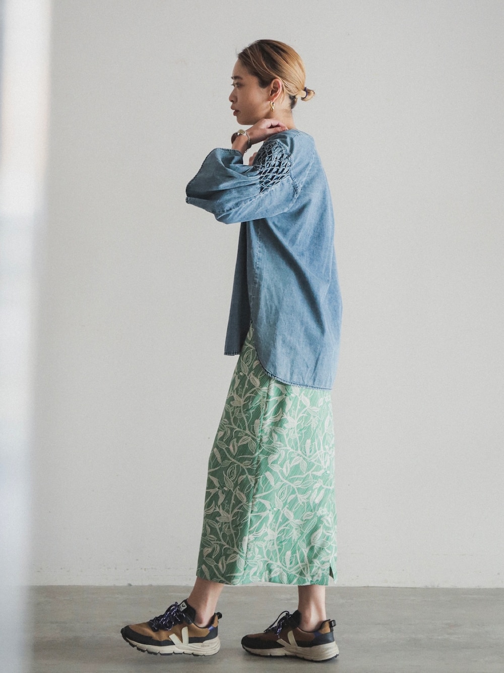 「ootd、春服、着回しコーデ、休日スタイル、春色、デニム、デニムシャツ、柄スカート、ロングスカート、スニーカーコーデ」｜「FIL DE FERのbranch PT イージースカート（スカート、グリーン系）」を使った、watanabe.さん（レディース・163cm）の冬コーディネートの2枚目の写真