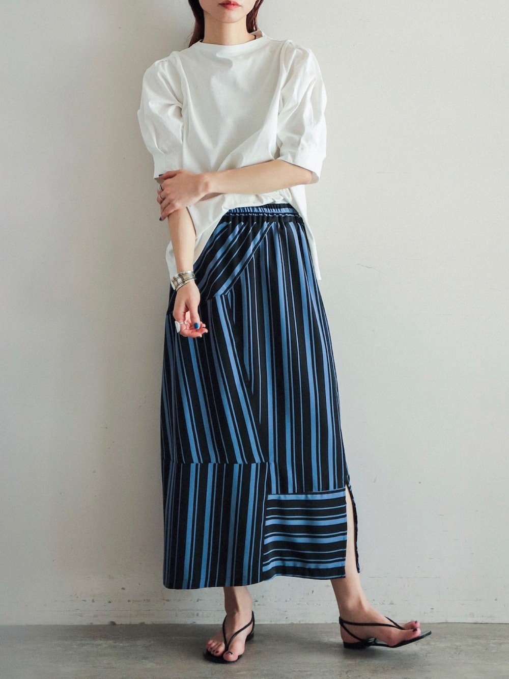 「シンプル、休日スタイル、春夏コーデ、ootd、ボリューム袖、白Tシャツ、ロングスカート、サンダル、カラー×コーデ、ブルー」｜「FIL DE FERのBD天竺　布帛スリーブP/O（Tシャツ/カットソー、ホワイト系）」を使った、watanabe.さん（レディース・163cm）の春コーディネートの3枚目の写真