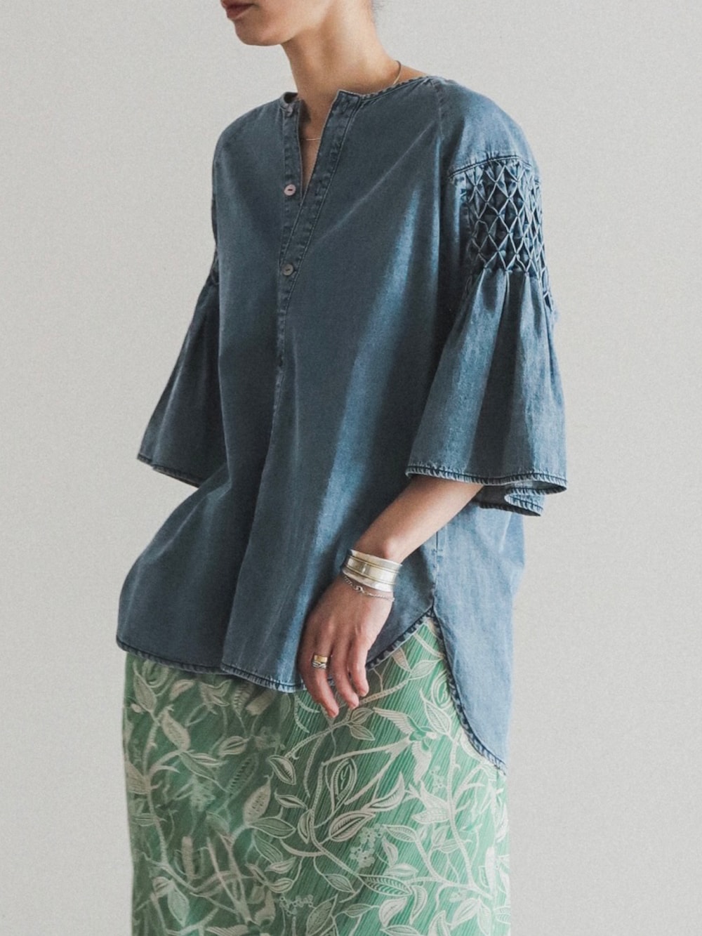 「ootd、春服、着回しコーデ、休日スタイル、春色、デニム、デニムシャツ、柄スカート、ロングスカート、スニーカーコーデ」｜「FIL DE FERのbranch PT イージースカート（スカート、グリーン系）」を使った、watanabe.さん（レディース・163cm）の冬コーディネートの3枚目の写真