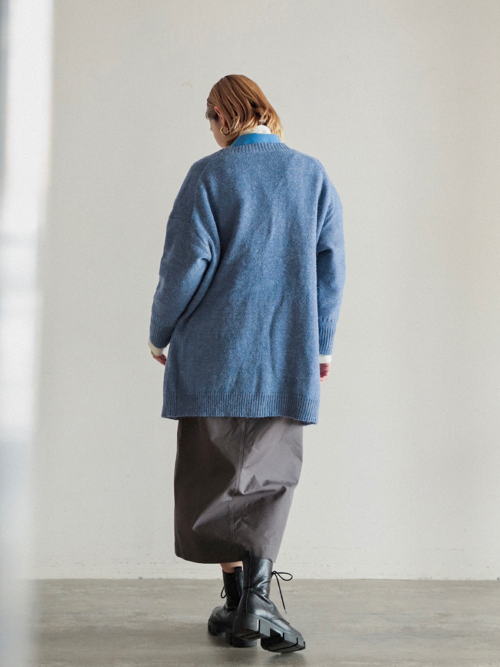 「お出かけコーデ、大人カジュアル、カーディガン、ootd、ブルー、オーガンジー、シアートップス、シャツスタイル、タイトスカート、ロングスカート、ブーツ」｜「FIL DE FERのウエスタンモチーフ刺繍　ミドル丈カーデ（カーディガン/ボレロ、ブルー系）」を使った、watanabe.さん（レディース・163cm）の冬コーディネートの2枚目の写真