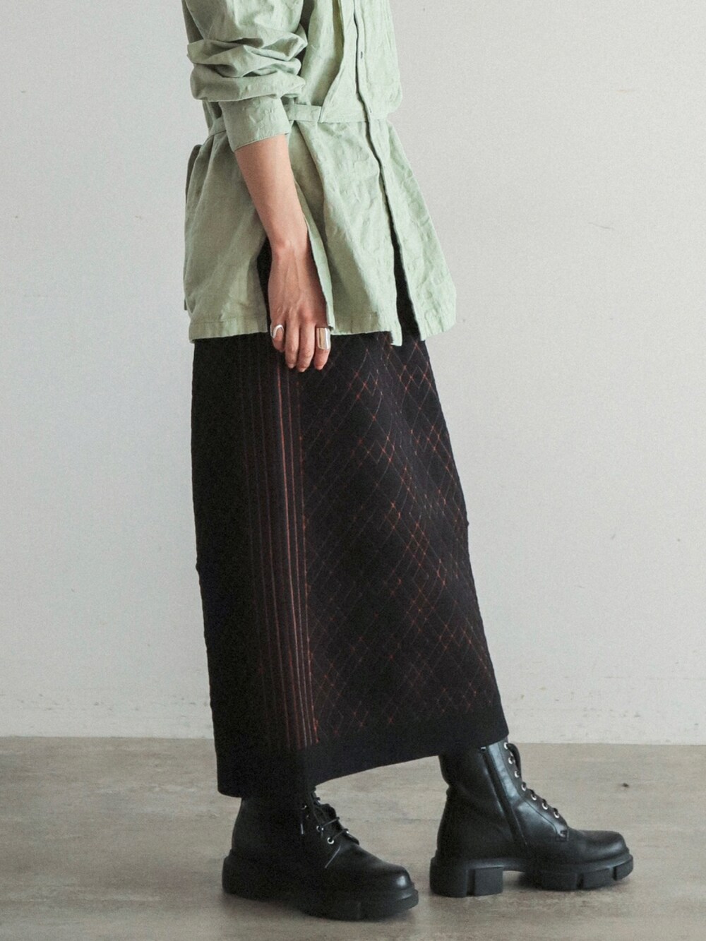 「シャツスタイル、ロング丈、柄シャツ、カモフラ、グリーン、カラー×コーデ、ロングスカート、ブーツ、ニットスカート、シンプルコーデ、ラクチンコーデ、厚底ブーツ」｜「FIL DE FERのニットキルティング　ストレートスカート（スカート、ブラック系）」を使った、watanabe.さん（レディース・163cm）の秋コーディネートの2枚目の写真