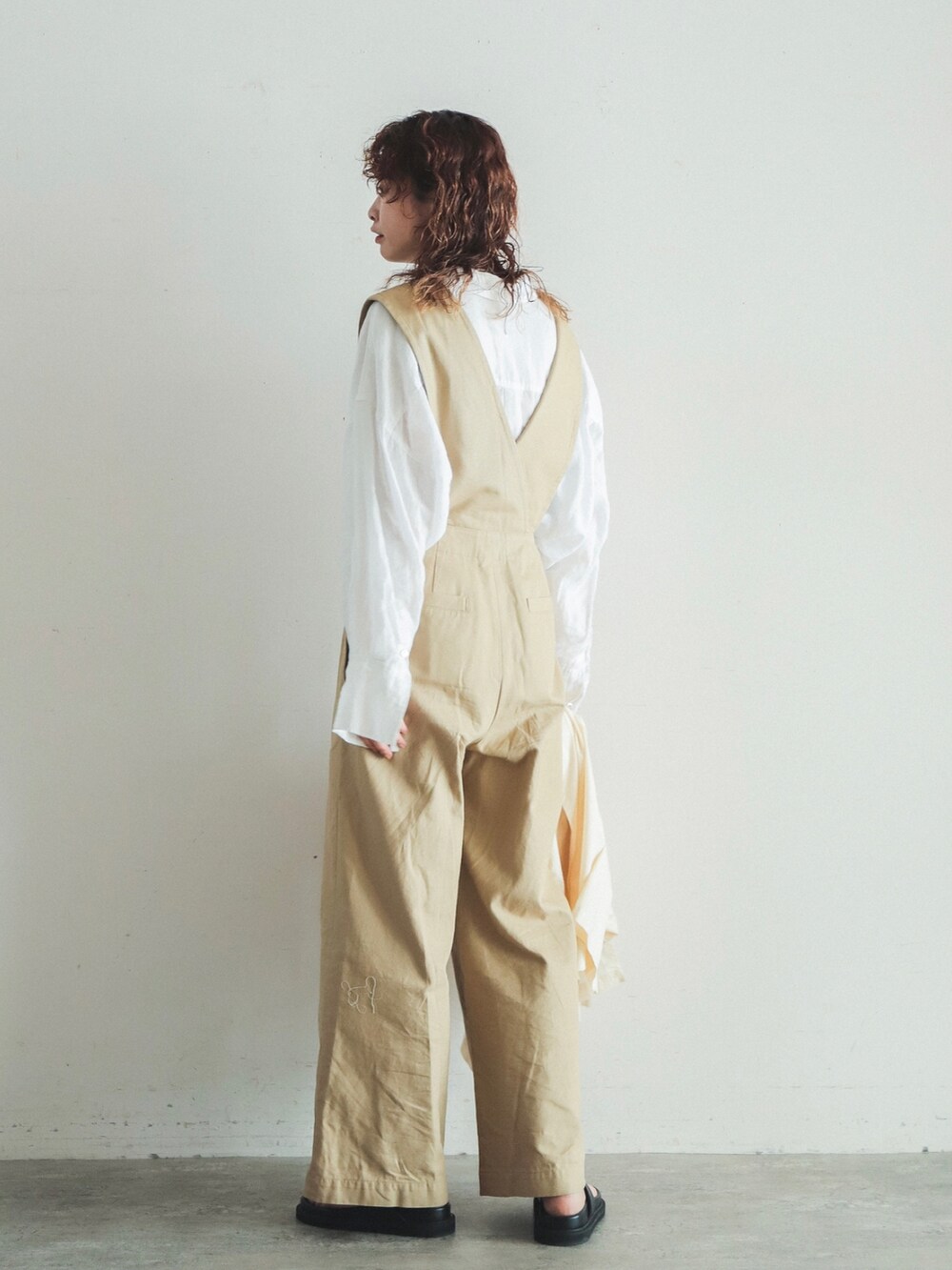 「シンプル、シャツスタイル、サロペット、ベージュコーデ、ラクチンコーデ、サンダル、白シャツ、パンツスタイル、大人カジュアル、パンツコーデ、淡色コーデ、レイヤードスタイル」｜「FIL DE FERのヴィンテージハンティングダック　サロペットパンツ（サロペット/オーバーオール、ベージュ系）」を使った、watanabe.さん（レディース・163cm）の夏コーディネートの2枚目の写真