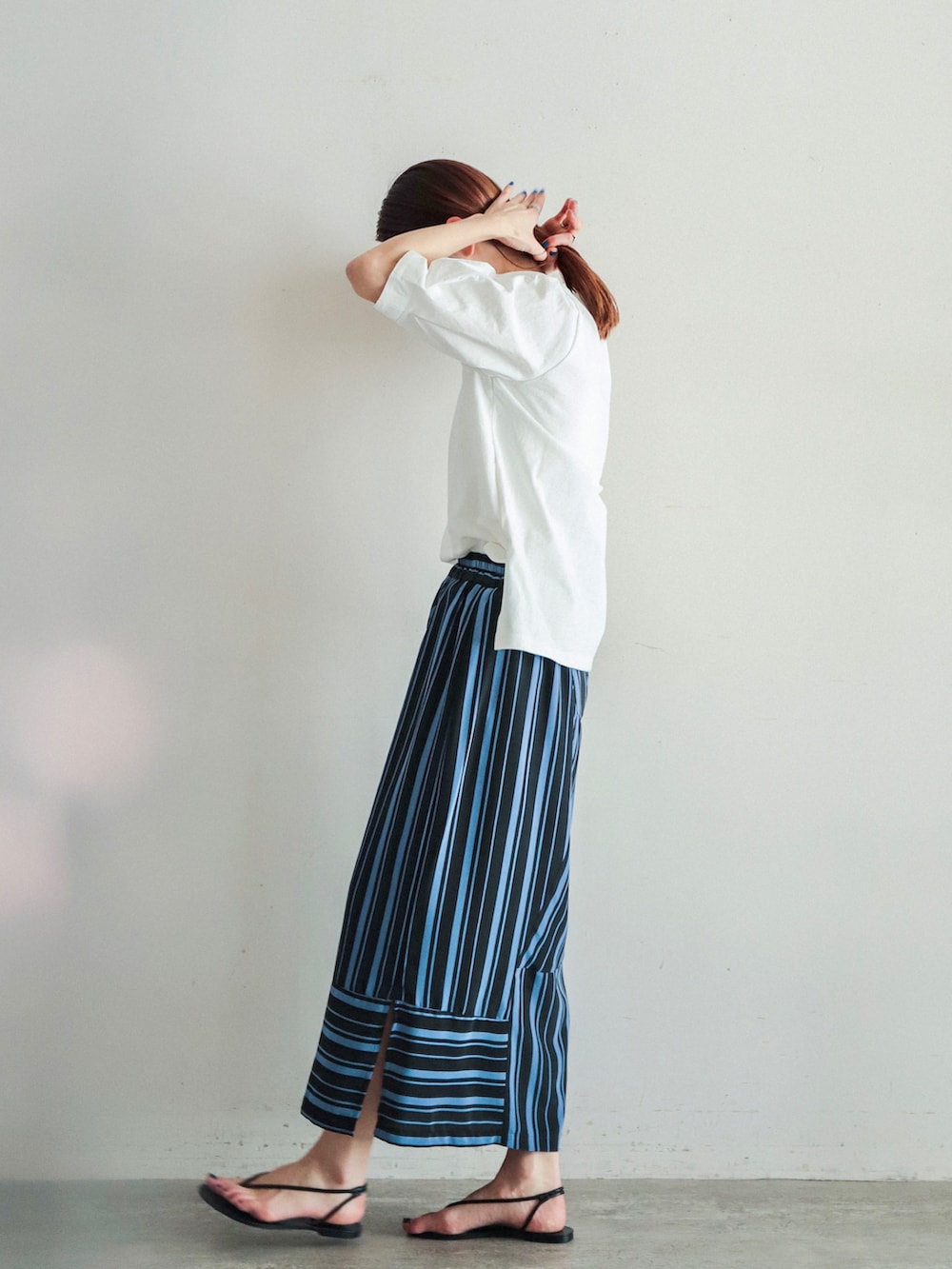 「シンプル、休日スタイル、春夏コーデ、ootd、ボリューム袖、白Tシャツ、ロングスカート、サンダル、カラー×コーデ、ブルー」｜「FIL DE FERのBD天竺　布帛スリーブP/O（Tシャツ/カットソー、ホワイト系）」を使った、watanabe.さん（レディース・163cm）の春コーディネートの2枚目の写真