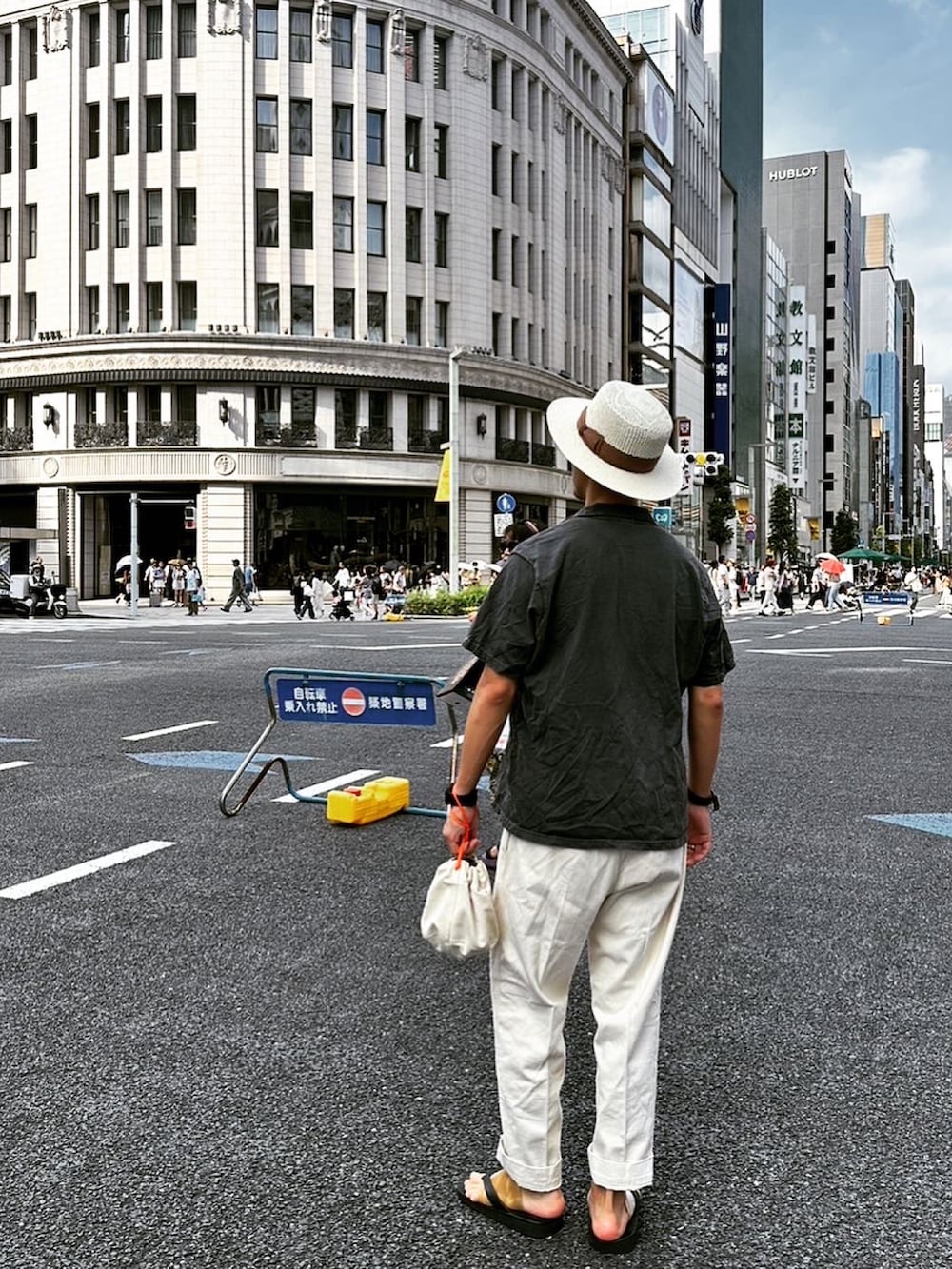 ブラック系のシャツ/ブラウス、ベージュ系のチノパンツ、ホワイト系のハットを着用したメンズの秋コーディネートの2枚目の写真