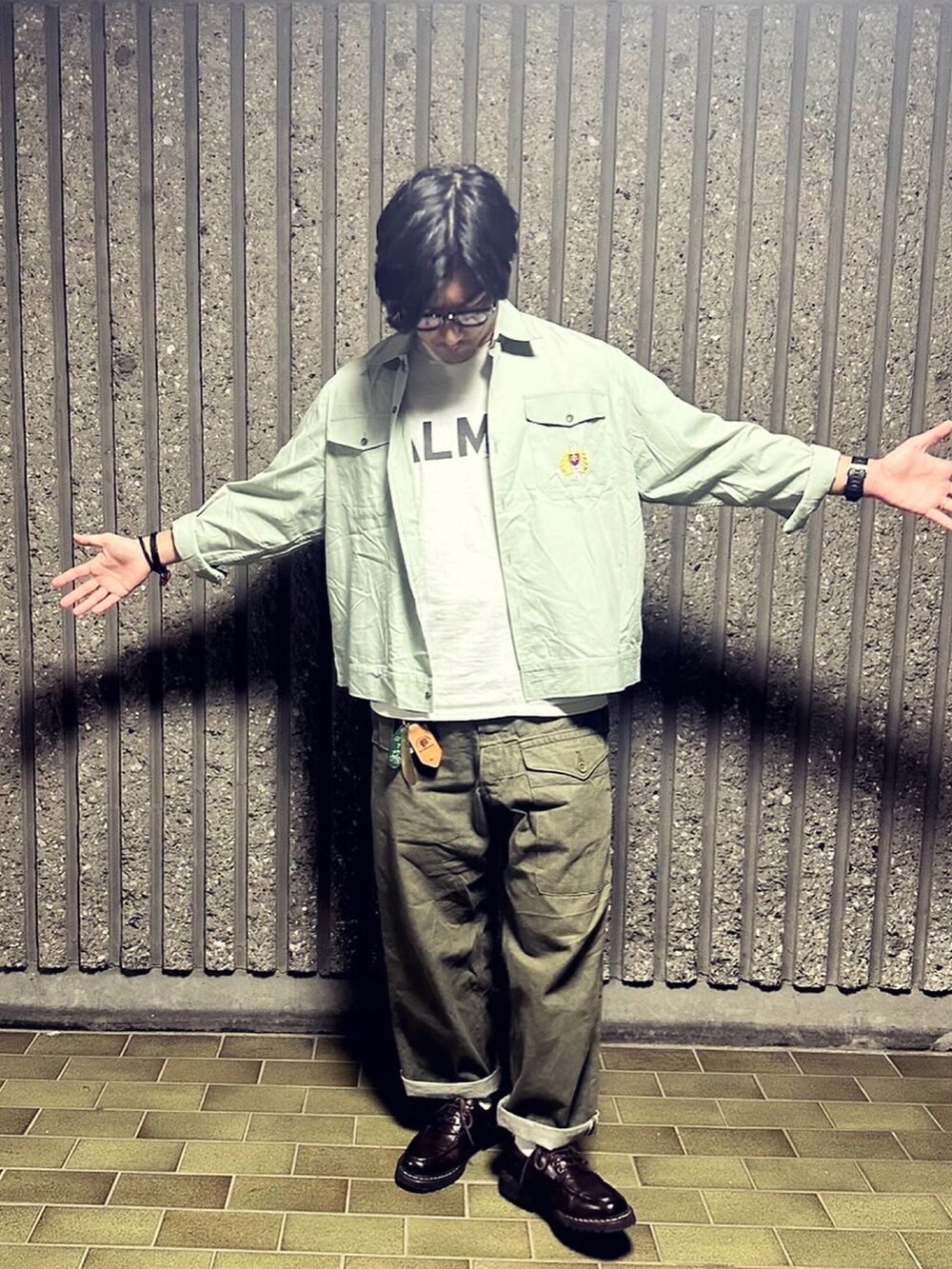 グリーン系のデニムパンツ、ホワイト系のTシャツ/カットソーを着用したメンズの夏コーディネートの5枚目の写真