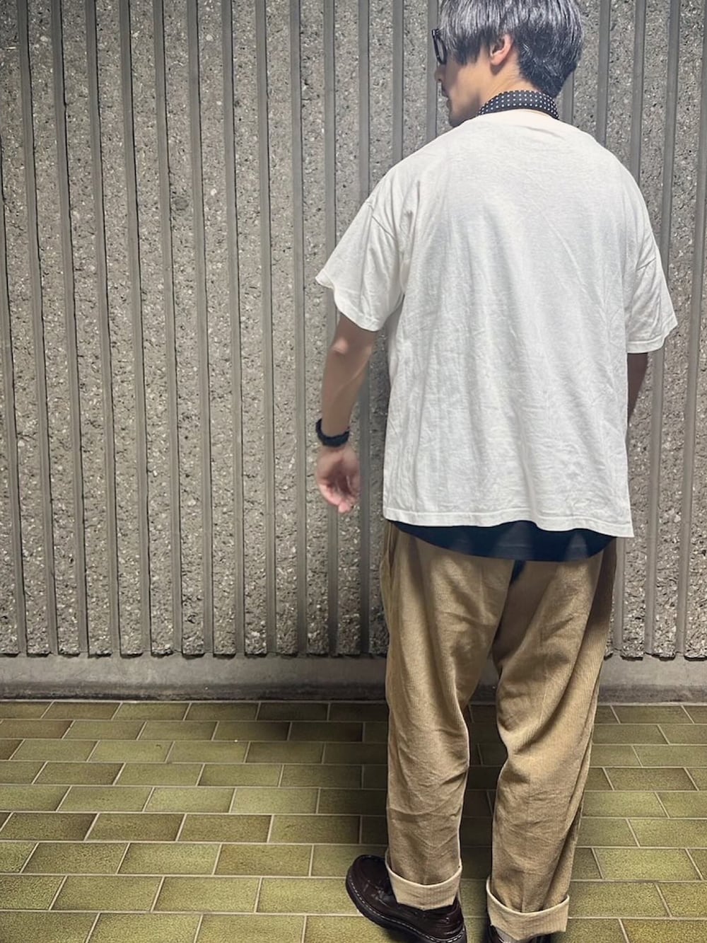 ベージュ系のチノパンツを着用したメンズの夏コーディネートの3枚目の写真