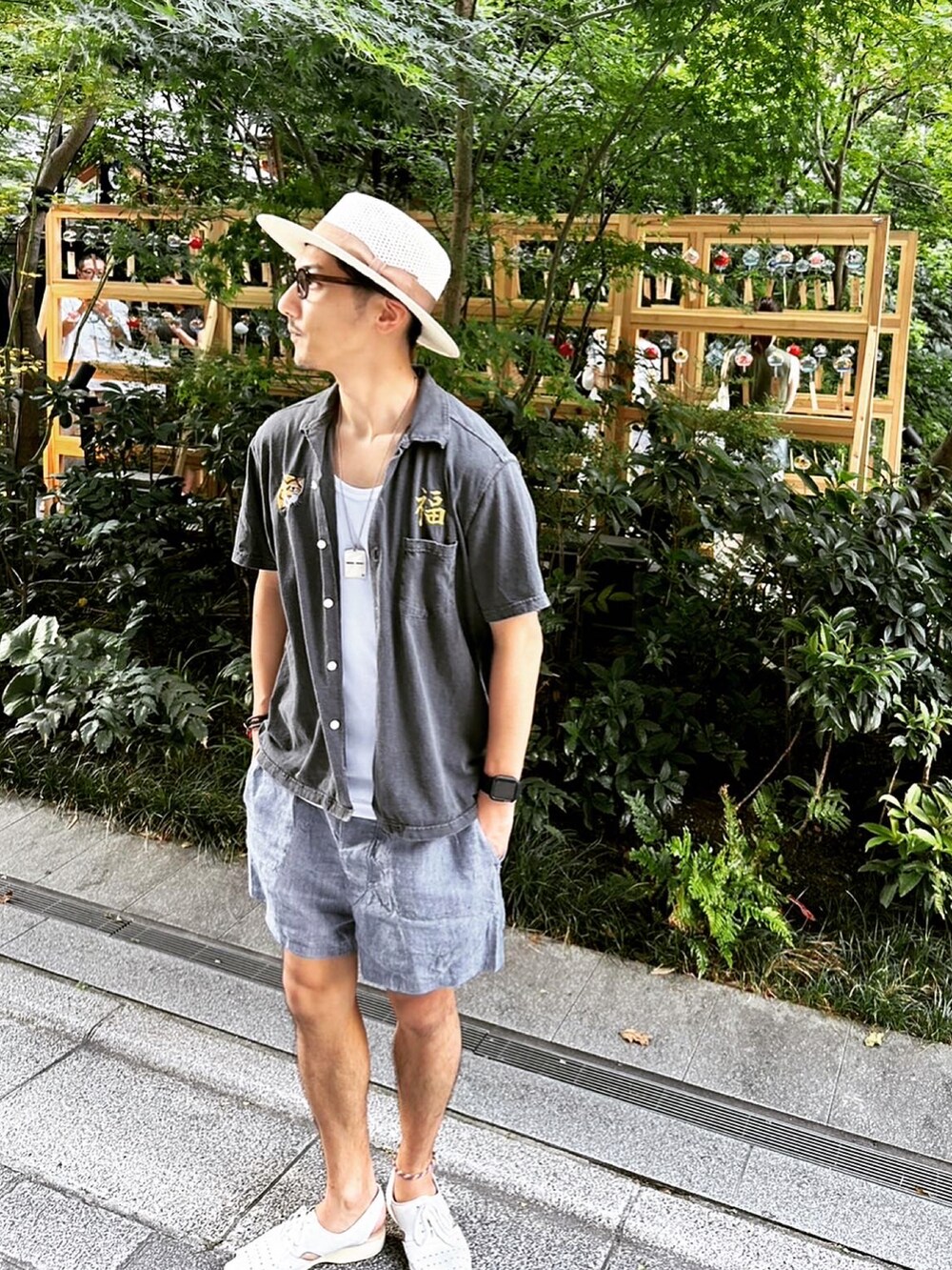 ブラック系のシャツ/ブラウス、ブルー系のパンツ、ホワイト系のシューズを着用したメンズの夏コーディネートの2枚目の写真