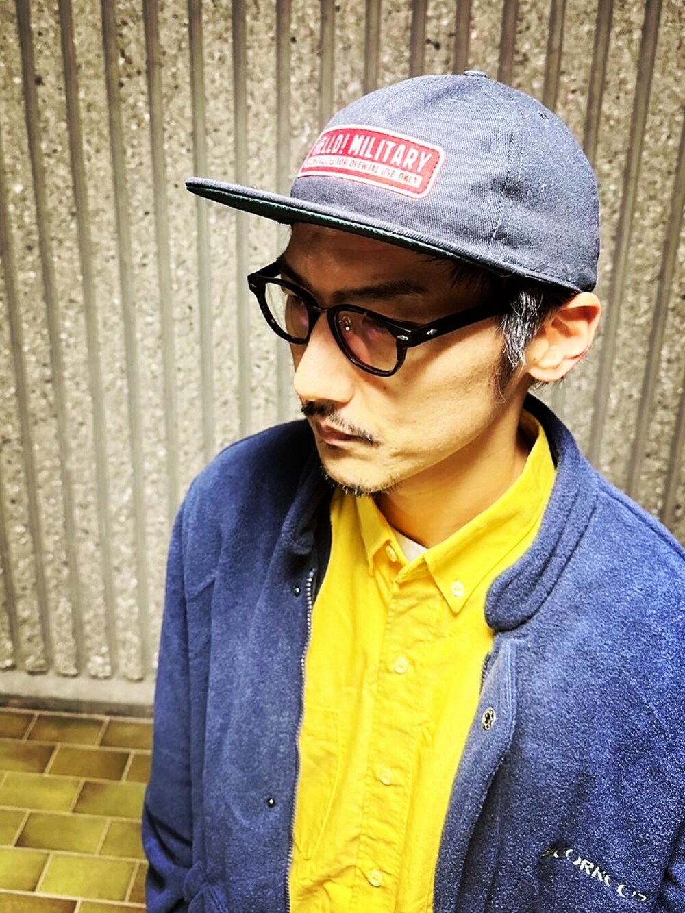 ブルー系のジャケット/アウター、イエロー系のシャツ/ブラウス、グリーン系のデニムパンツを着用したメンズの冬コーディネートの4枚目の写真