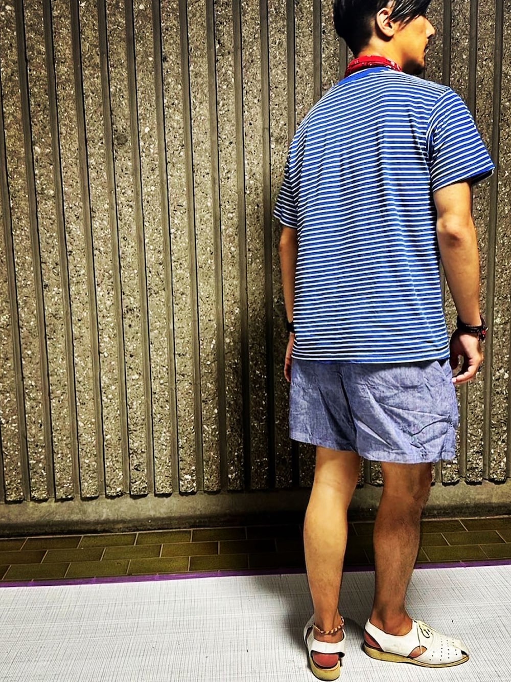 ブルー系のTシャツ/カットソー、ブルー系のパンツ、ホワイト系のシューズを着用したメンズの夏コーディネートの2枚目の写真