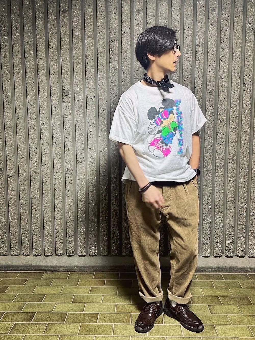 ベージュ系のチノパンツを着用したメンズの夏コーディネートの2枚目の写真