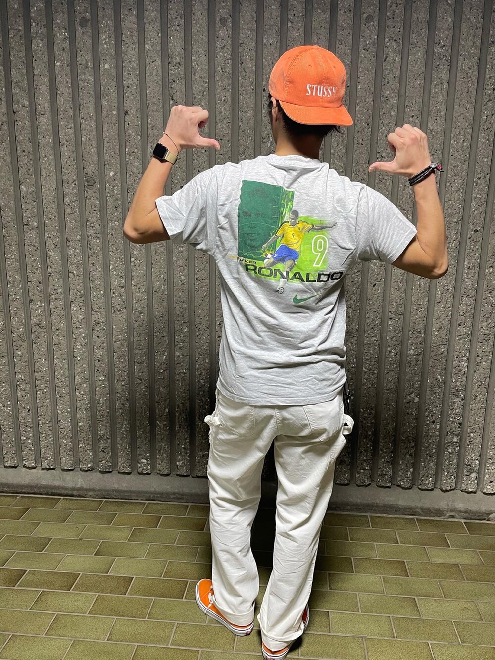 グレー系のTシャツ/カットソー、ホワイト系のその他パンツ、オレンジ系のスニーカーを着用したメンズの秋コーディネートの2枚目の写真