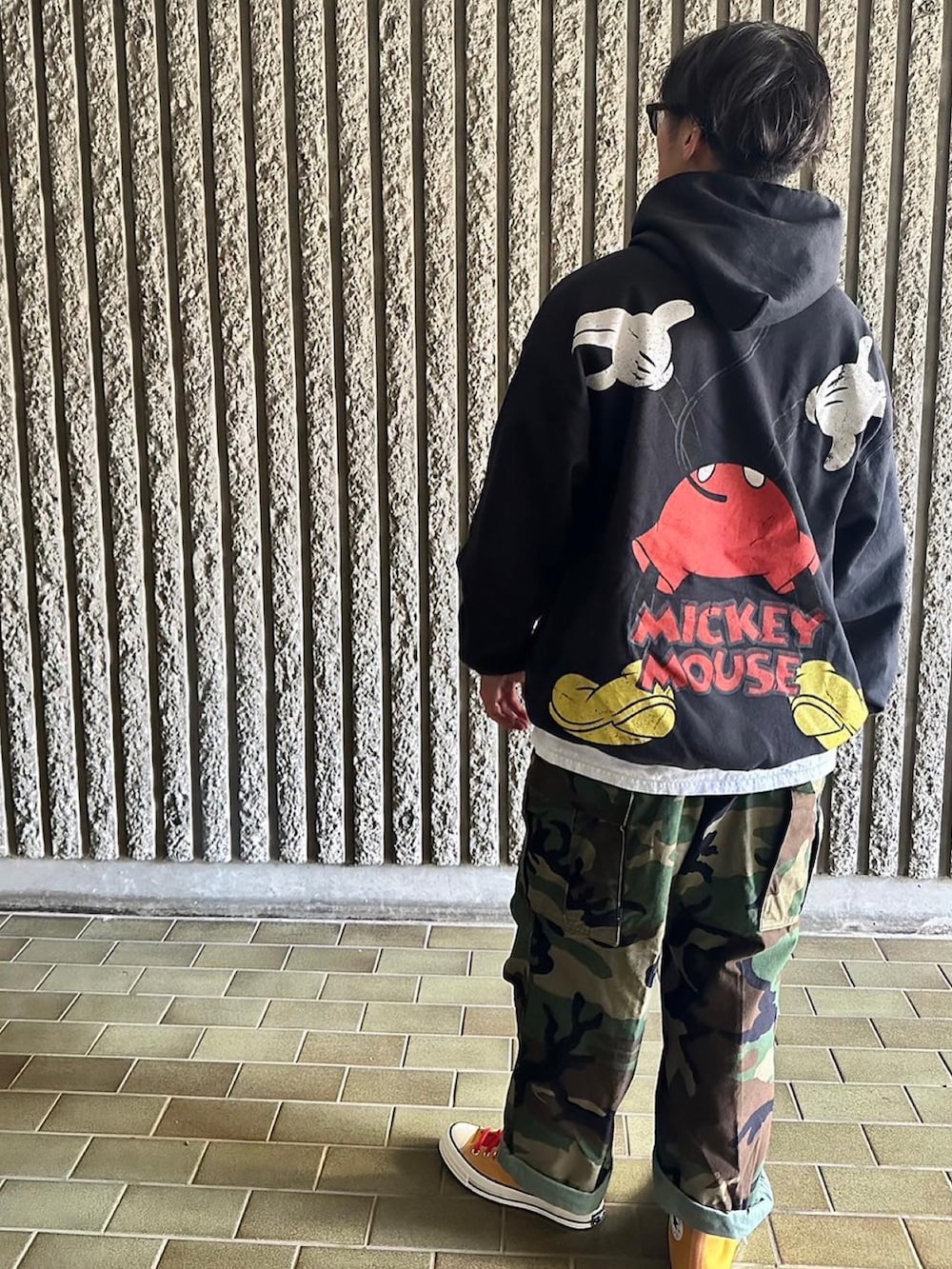 グリーン系のカーゴパンツ、イエロー系のスニーカーを着用したメンズの秋コーディネートの3枚目の写真