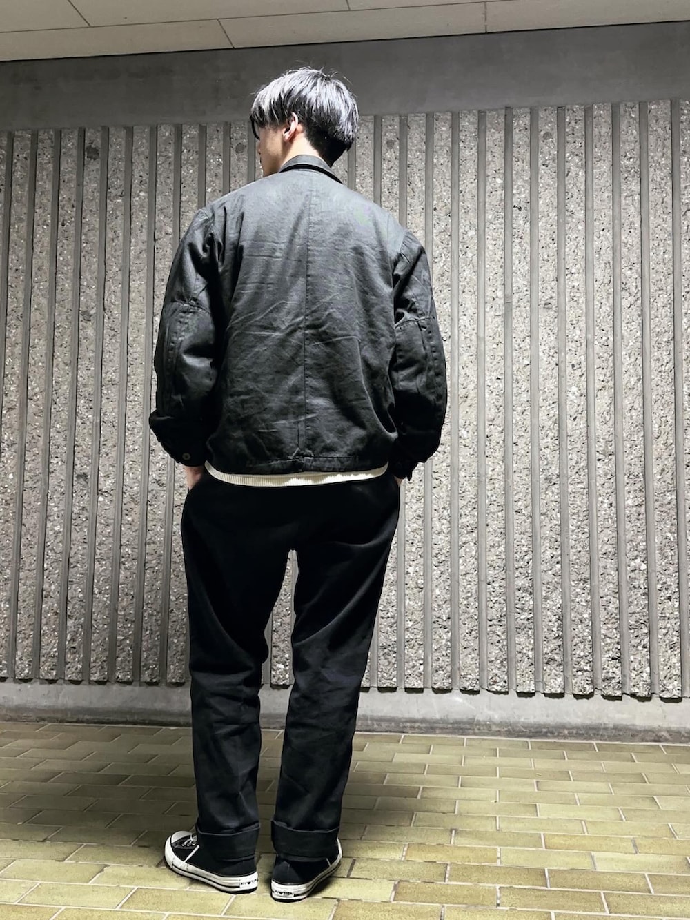 ブラック系のチノパンツを着用したメンズの春コーディネートの2枚目の写真