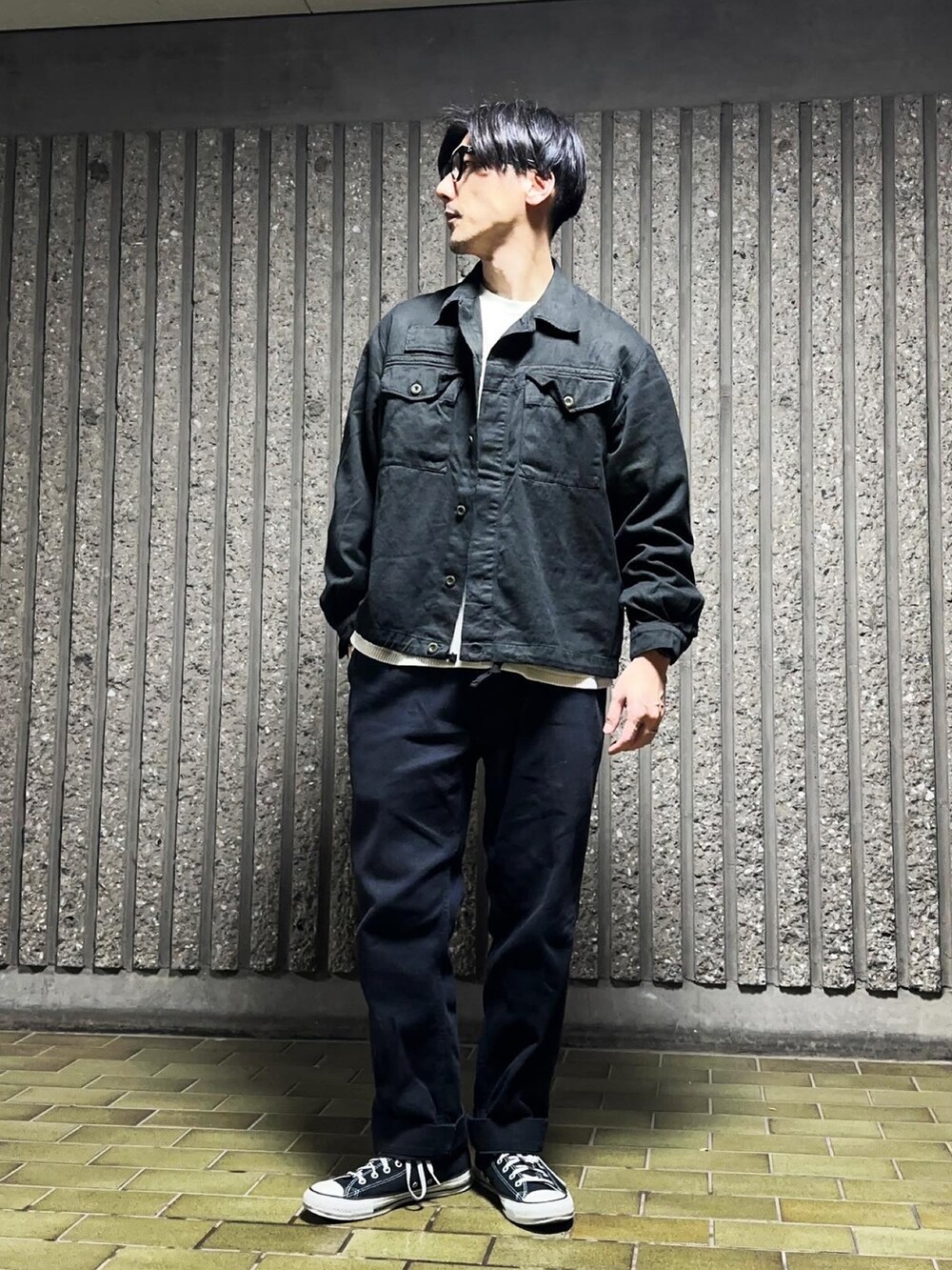 ブラック系のチノパンツを着用したメンズの春コーディネートの3枚目の写真