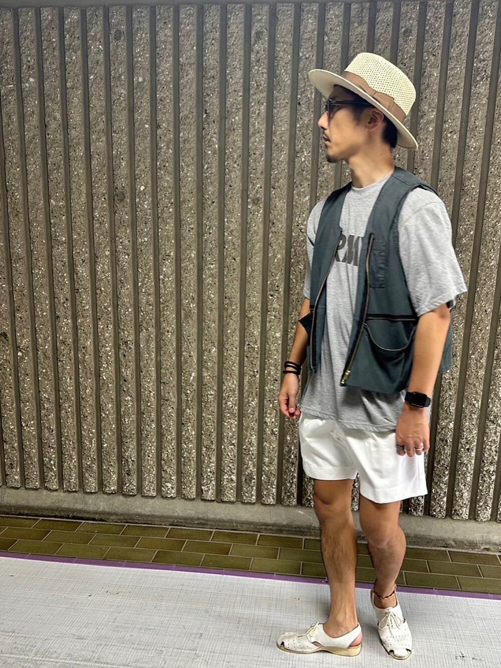 ホワイト系のサンダル、ホワイト系のその他パンツ、グレー系のTシャツ/カットソーを着用したメンズの秋コーディネートの4枚目の写真