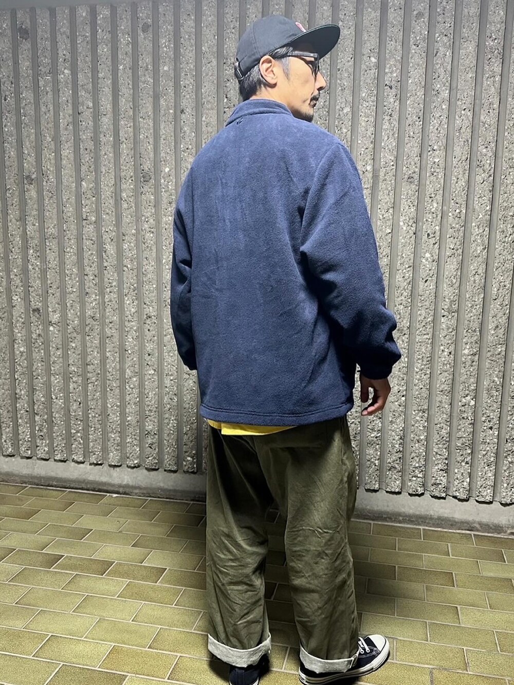 ブルー系のジャケット/アウター、イエロー系のシャツ/ブラウス、グリーン系のデニムパンツを着用したメンズの冬コーディネートの3枚目の写真