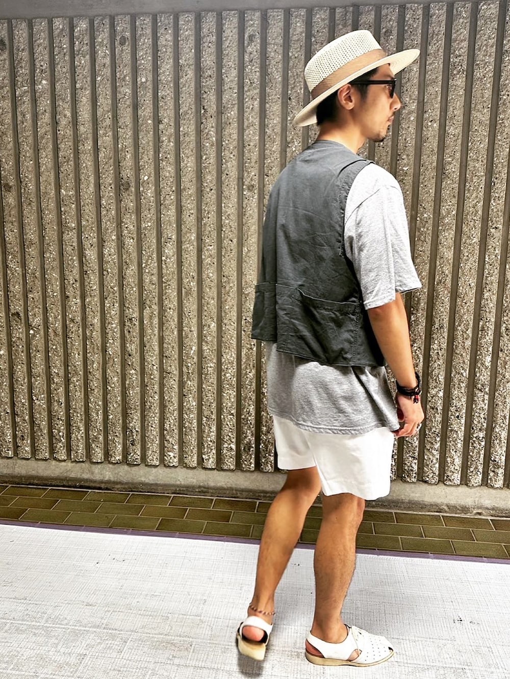 ホワイト系のサンダル、ホワイト系のその他パンツ、グレー系のTシャツ/カットソーを着用したメンズの秋コーディネートの3枚目の写真