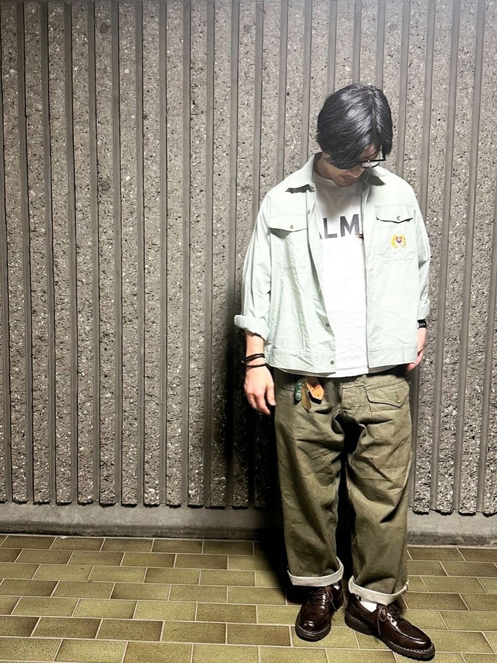 グリーン系のデニムパンツ、ホワイト系のTシャツ/カットソーを着用したメンズの夏コーディネートの4枚目の写真
